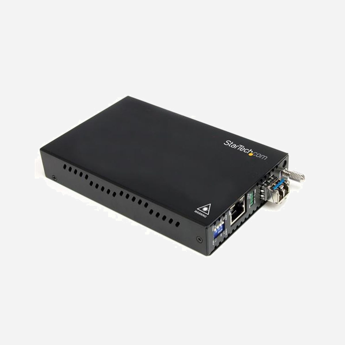 StarTech.com ET91000LC2 : Convertisseur Gigabit Ethernet Fibre Optique Multimode LC 1000Base-T vers 1000Base-LX/SX, 550m, 850nm, Full/Half Duplex - Convertissez et prolongez une connexion Gigabit Ethernet jusqu'à 550m sur fibre optique LC monomode<br/><br/>Le convertisseur Gigabit Ethernet fibre optique multimode de 1000 Mb/s (LC, 550 m) ET91000LC2 vous permet de prolonger un réseau Gigabit Ethernet sur une fibre optique multimode sur une distance pouvant atteindre 550 m.<br/>Solution économique pour la connexion d'un réseau Gigabit Ethernet (1000Base-T) à des segments de réseau distants sur un réseau de base en fibre optique (1000Base-LX/SX), ce convertisseur Gigabit Ethernet vers fibre optique multimode prend en charge des vitesses Gigabit pour une performance et une évolutivité de réseau optimales. Conçu pour offrir une solution Ethernet vers fibre optique durable et pratique, le convertisseur Ethernet vers fibre optique LC se compose d'un châssis tout en acier et permet une installation plug-and-play simple avec une configuration minimale requise.<br/>Pour plus de polyvalence, ce convertisseur Ethernet fibre optique permet un fonctionnement autonome ou une installation dans le châssis monté en rack 2U à 20 fentes (ETCHS2U), ainsi que dans une fente SFP remplaçable.<br/><br/>The StarTech.com Advantage<br/>