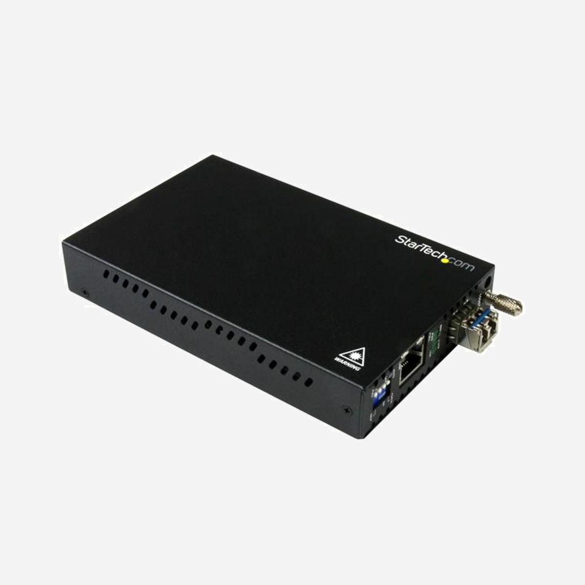 StarTech.com Convertisseur Fibre Optique Gigabit Ethernet ET91000SM20 Monomode LC 20km, 1000Base-T vers 1000Base-LX, 1x LC, Boîtier Acier, 1310nm - Convertissez et prolongez une connexion Gigabit Ethernet jusqu'à 20 km au moyen d'un câble à fibre optique LC monomode<br/><br/>Ce convertisseur de média Gigabit Ethernet vers fibre optique est un moyen économique d'étendre votre réseau, ou de prolonger la distance entre deux appareils jusqu'à 20 km.<br/><br/>Les connexions de réseau à fibre optique couvrent de plus grandes distances et offrent une plus grande sécurité avec moins d'interférence électromagnétique que les réseaux cuivre RJ45 habituels, ce qui est idéal pour les professionnels des IT et les installations sécuritaires des applications gouvernementales, commerciales ou éducatives.<br/><br/>Intégration flexible dans les environnements de réseau mixtes<br/><br/>Ce convertisseur polyvalent cuivre vers fibre optique prend en charge les opérations autonomes, ou peut être installé dans le châssis monté en rack de StarTech.com (ETCHS2U - vendu séparément), ce qui vous donne plus de possibilités d'intégration dans votre réseau existant. Le module de carte peut aussi être réinséré dans le boîtier ET91000SM20 ; de plus, il est compatible avec les boîtiers des autres convertisseurs de média StarTech.com série ET91000 (vendus séparément)<br/><br/>Ce convertisseur est équipé d'un transceiver SFP Gigabit préinstallé avec des connecteurs LC. Si l'infrastructure de votre réseau devait être modifiée à l'avenir; vous pourriez facilement échanger et remplacer le module pour adapter le convertisseur de média aux exigences de votre nouveau réseau.<br/><br/>Avec une intégration et une connectivité flexibles jusqu'à une distance de 20 km, vous pouvez offrir un accès réseau vers des sites distants dans d'autres bâtiments, ou dans des régions où le Wi-Fi® n'est pas fiable ou pas disponible.<br/><br/>Solide et fiable<br/><br/>Ce convertisseur de média à fibre optique solide est conçu pour offrir une fiabilité maximale. Il comporte un boîtier en métal (acier) et peut donc résister au stress des environnements exigeants, comme les usines ou les entrepôts.<br/><br/>Par ailleurs, en vous fiant à ce convertisseur de média à fibre optique plus durable, vous pouvez réduire la contrainte subie par votre équipement de réseau cuivre existant et potentiellement prolonger la vie de vos appareils, ce qui permet d'éviter de futures dépenses.<br/><br/>Diagnostiquez et remédiez facilement les problèmes<br/><br/>Ce convertisseur média hautement performant prend en charge toute une gamme de protocoles d'installation et de diagnostics (par exemple, Link Fault Passthrough, Auto Laser Shutdown (ALS) et Auto MDIX), ce qui vous permet de configurer et de dépanner facilement votre réseau.<br/><br/>Préparez votre réseau pour le futur<br/><br/>Si votre réseau est composé d'appareils et de câbles cuivre RJ45, il vous sera difficile de le mettre à niveau au cours des prochaines années. Les derniers commutateurs de réseau à fibre optique comportent souvent plus de ports SFP que de ports RJ45. Il vous faudra donc un convertisseur pour faire le lien entre vos réseaux cuivre et à fibre optique.<br/><br/>The StarTech.com Advantage<br/>