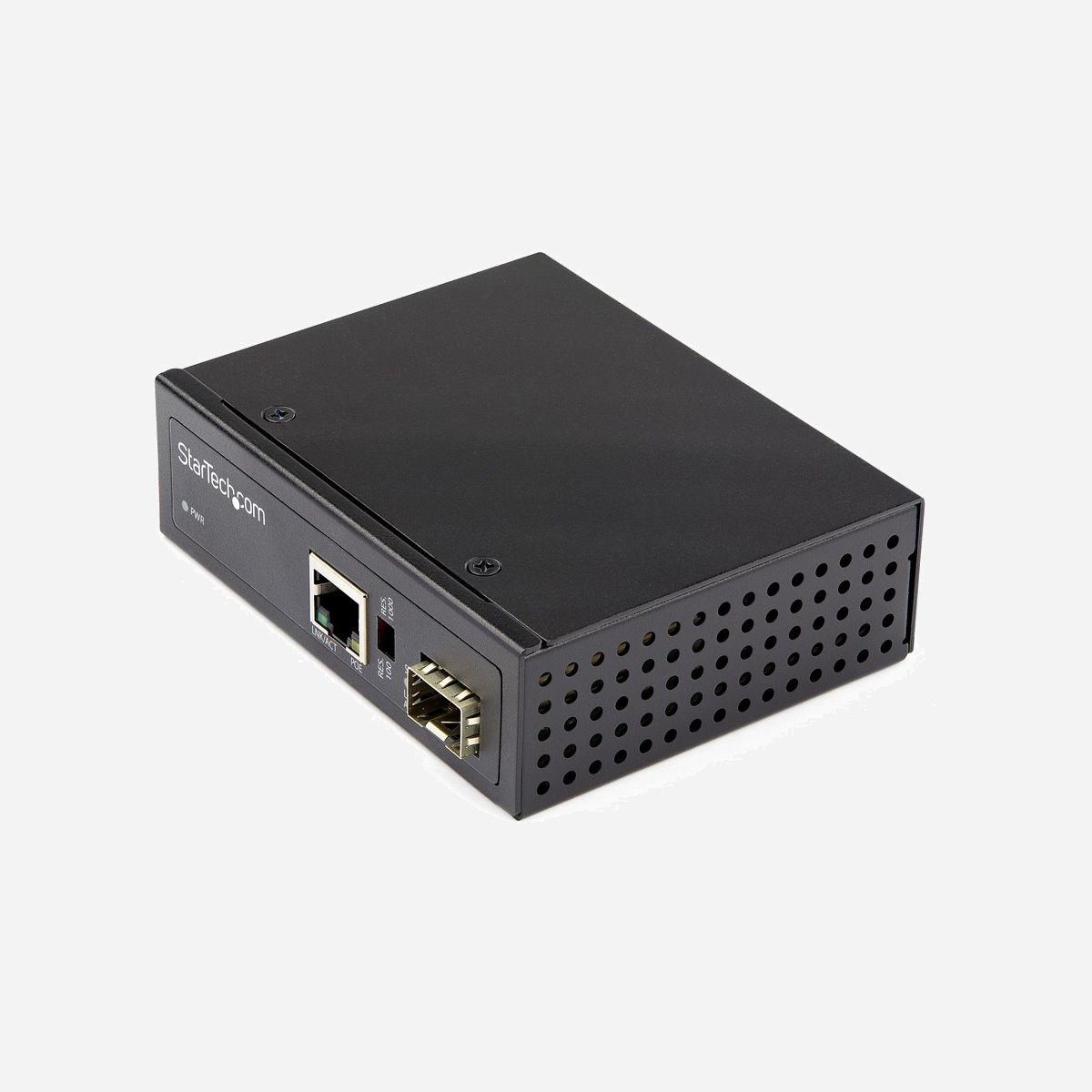 StarTech.com Convertisseur Média Industriel PoE+ 60W IMC1GSFP60W, SFP vers RJ45 Gigabit, Fibre Optique Mono/Multi Mode, IP30, -40°C à +75°C - Convertisseur Média PoE Industriel | 10/100/1000 Mbps | 30 Watt | Open SFP | Montage DIN Rail<br/><br/>Ce convertisseur de média fibre PoE Open SFP constitue un moyen simple et économique d'étendre la portée de vos périphériques de données et d'alimentation à des emplacements distants via votre réseau sur fibre, en utilisant le SFP de votre choix. Il combine la connectivité de données d'un convertisseur de média aux capacités d'alimentation flexibles d'un injecteur PoE<br/><br/>Il convertit une liaison réseau fibre en une connexion Ethernet RJ45 en cuivre compatible PoE pour fournir des données et de l'alimentation aux périphériques PoE distants tels que les caméras de sécurité, les capteurs, la technologie sans fil, l'éclairage; etc. Le convertisseur constitue une solution réseau puissante pour les campus, les entrepôts, les usines ou toutes les applications nécessitant une connexion data et un PoE sur de longues distances.<br/><br/>Idéal pour les environnements difficiles<br/><br/>Ce convertisseur de média de 60 W peut être installé presque partout où vous en avez besoin, car il a été conçu pour fonctionner dans des environnements présentant de grandes variations de température. Le convertisseur comprend également un jeu de rails de montage DIN pour des options d'installation supplémentaires.<br/><br/>TEMPÉRATURE DE FONCTIONNEMENT<br/><br/>TEMPÉRATURE DE STOCKAGE<br/><br/>-40 °C à 75 °C.<br/><br/>-40 °C à 85 °C.<br/><br/>Jusqu'à 60 W de puissance pour les périphériques connectés<br/><br/>Ces 60 W de puissance disponible permettent de prendre en charge une large gamme d'appareils alimentés tels que :<br/><br/>• Caméras panoramiques et inclinables<br/>• Éclairage<br/>• Caméras<br/>• Capteurs<br/>• Points d'accès Wi-Fi<br/><br/>Slot Open SFP pour bénéficier de votre infrastructure actuelle<br/><br/>Le convertisseur de média fibre Gigabit constitue un moyen économique de connecter des périphériques de forte puissance sur une liaison en fibre. Il dispose d'un logement Open SFP qui prend en charge le SFP Gigabit conforme aux normes MSA qui convient le mieux à votre mode de connexion fibre (monomode/multimode) et à vos exigences de distance.<br/><br/>Deux entrées d'alimentation<br/><br/>Accepte les connecteurs d'alimentation par bornier ou coaxiale avec l'adaptateur à fiche cylindrique Type N, permettant de câbler ou d'alimenter le produit via une alimentation externe (non fournie), qui ne nécessite pas d'installation professionnelle.<br/><br/>The StarTech.com Advantage<br/>