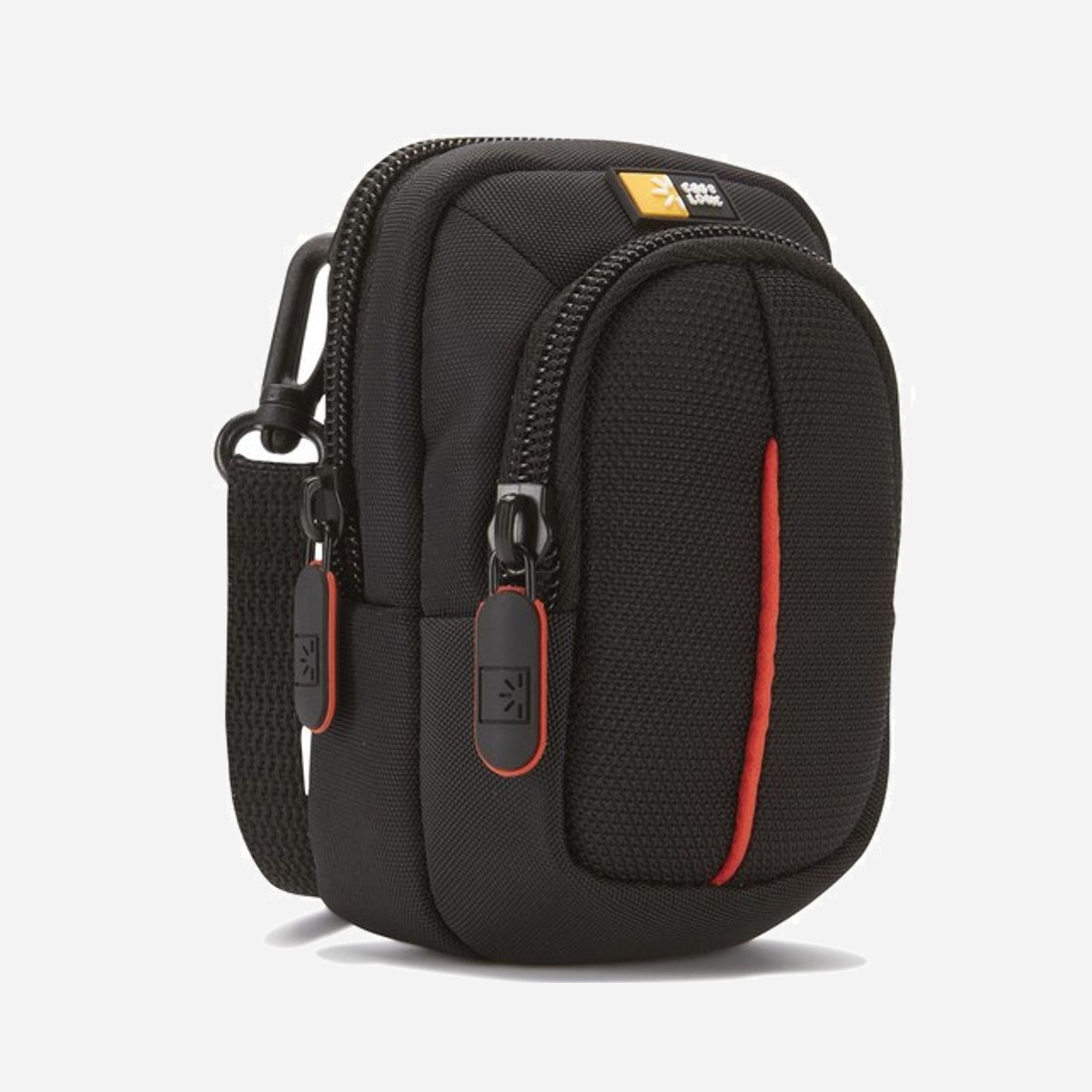 Case Logic DCB-302BK Boîtier Compact Noir Polyester Universel 124x79x71mm, Intérieur 120x70x30mm, Port Sac/Ceinture/Tour de cou, 90g - Soulignée de détails rouge vif et d'une poche de stockage supplémentaire, cette sacoche pour appareil photo s'adapte à la plupart des appareils photo numériques. Une boucle de ceinture très pratique ainsi qu'une lanière amovible permettent de le porter.