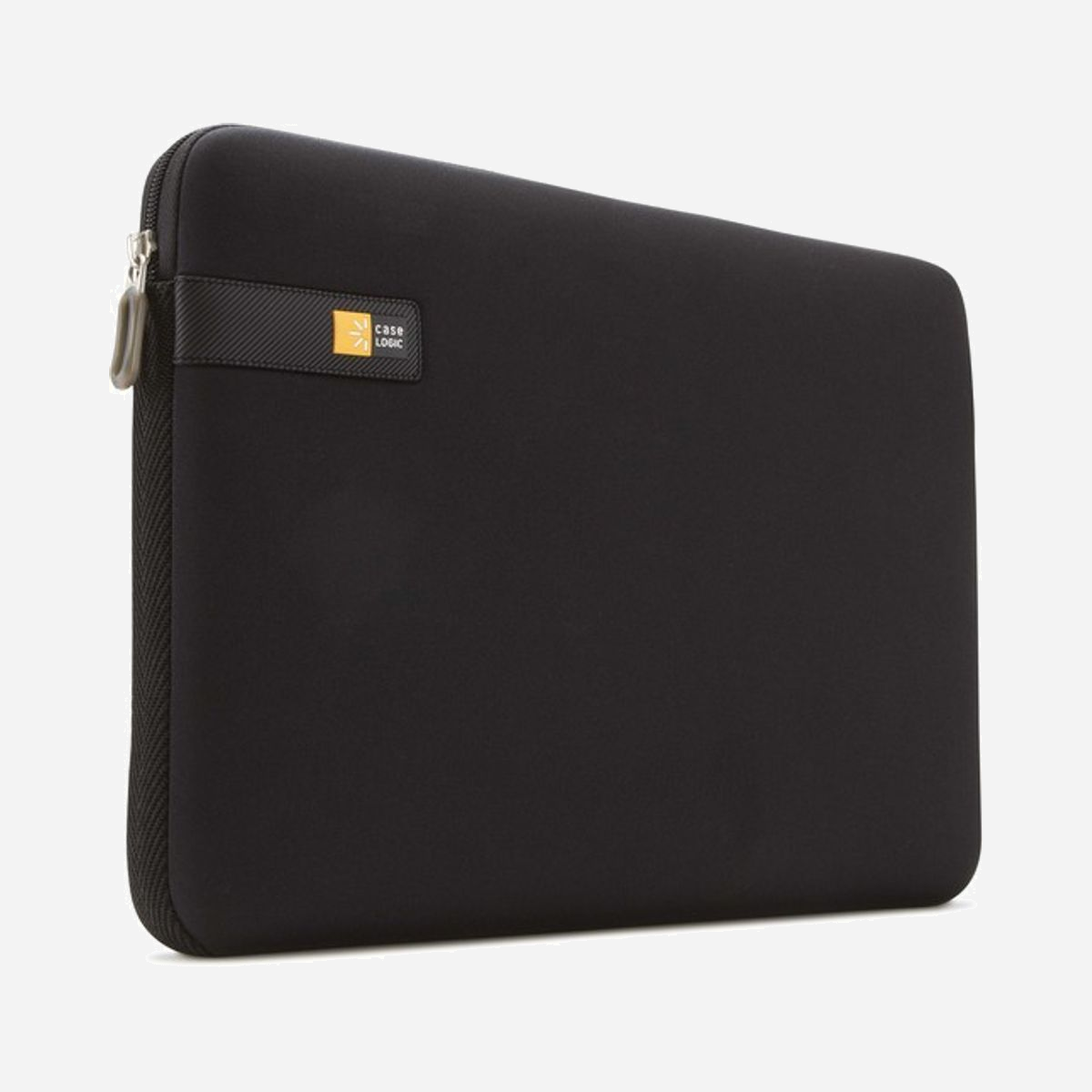 Case Logic LAPS-114 Housse Noire 14" (35.6cm) EVA Noir - Dimensions Internes 343x43x246mm - Externe 368x43x267mm - Poids 190g - Cette housse traditionnelle aux détails subtils fait preuve d'une simplicité correspondant aux attentes de chacun en termes de confort. La construction ajustée protège votre ordinateur portable d'un rembourrage épais et les détails bien pensés ajoutent une touche de style. Faites glisser cette housse aisément dans votre mallette, votre sac à dos ou dans un autre sac.<br><br>- La housse d'ordinateur portable s'adapte avec précision à votre ordinateur portable jusqu'à 14 pouces<br>- Un rembourrage sans couture d'Impact Foam™ offre une protection intégrale<br>- La toile tissée le long de chaque côté ajoute une texture subtile au design épuré<br>- La sacoche extraplate protège votre appareil seul ou dans votre sac préféré