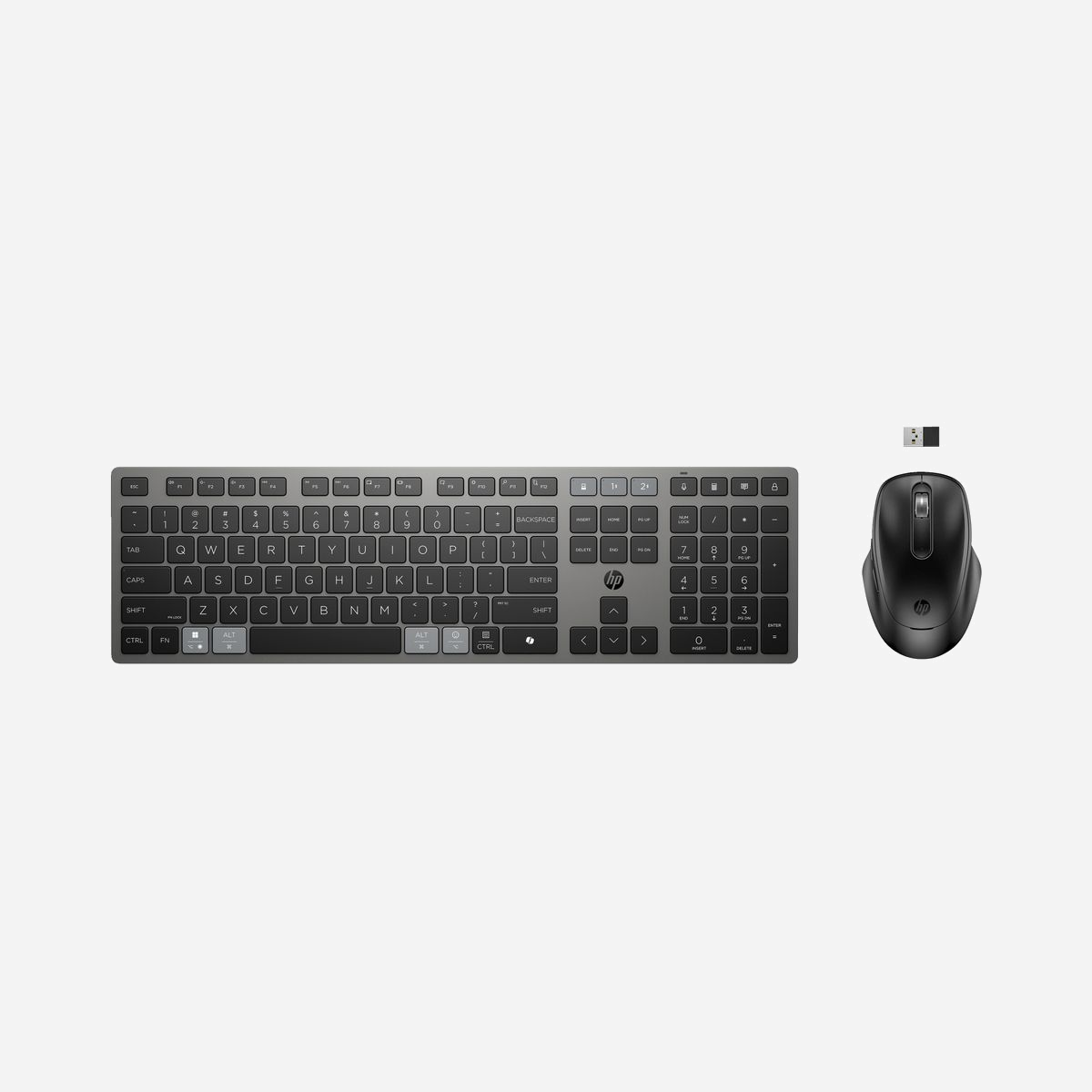 HP Ensemble Clavier et Souris sans fil Multi-Appareils 725 : RF sans fil/Bluetooth, Clavier 100% Ciseaux, Souris 4000 DPI, Portée 10m - Boostez votre journée de travail<br>Travaillez en toute confiance avec une technologie qui assure votre productivité, à tout moment et en tout lieu. Ce clavier et cette souris sans fil conçus avec soin suivent votre rythme grâce à la technologie de supercondensateur de charge ultra-rapide, à la connectivité sans faille et à la personnalisation.