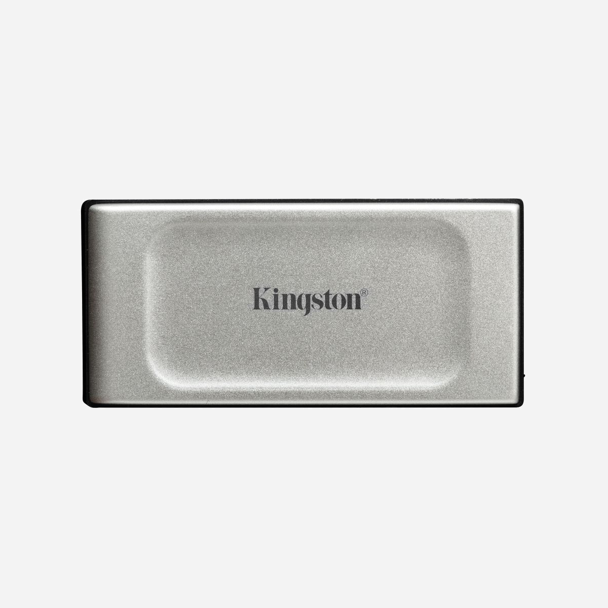 Kingston Technology SXS2000/1000G SSD Portable 1To USB 3.2 Gen 2x2 2000Mo/s Lecture/Écriture 3D NAND Résistant Eau/Poussière Noir/Argent - Le SSD portable XS2000 de Kingston offre des débits USB 3.2 Gen 2x2 pour délivrer des performances nouvelle génération dans un disque externe compact. Avec des vitesses rapides comme l’éclair pouvant atteindre 2 000Mo/s*, XS2000 garantit l’amélioration de la productivité avec peu d’interruption. Le SSD XS2000 constitue une option de stockage rapide avec des capacités pouvant atteindre 4To** pour le transfert et l’édition d’image haute définition, de vidéos 8K et de documents volumineux en un clin d’œil. Ce SSD est en mesure de suivre l’évolution des exigences de stockage et il est compatible avec la majorité des appareils, sans nécessité d’une configuration particulière. La connexion s’opère via USB Type-C®***, ce qui permet aux créateurs de contenu d’accéder à leurs données n’importe où sur un PC ou un appareil mobile. Si vous alternez les projets professionnels, les jeux et les projets qui vous passionnent, sachez que le SSD XS2000 est livré avec un étui amovible résistant. Sa certification IP55 contre l’eau et les poussières en fait le compagnon idéal pour vos séances de photo sur site ou votre prochaine aventure.<br><br><b>Se glisse dans la poche.</b><br>Format réduit et léger pour un stockage facile en déplacement<br><br><b>Performance USB 3.2 Gen 2x2</b><br>Vitesses de lecture/d’écriture maximales de 2 000Mo/s, les meilleures du secteur.<br><br><b>Capacités haute performance</b><br>Jusqu’à 4 To** d’espace pour stocker l’intégralité des photos, vidéos et jeux.<br><br><b>Conçu pour la durabilité </b><br>Testé pour être résistant à l'eau, à la poussière et aux chutes jusqu’à 1,83 m**** grâce à l’étui en caoutchouc inclus. Couleurs supplémentaires vendues séparément.*******<br><br><b>Compatible avec les derniers appareils iOS et Android******</b><br>Libérez de l’espace de stockage sur votre smartphone grâce au câble USB-C vers USB-C inclus. Infos.<br><br><b>Fonctionne avec la PS5™</b><br>Augmentez l’espace de stockage de votre PlayStation et emportez votre collection de jeux lors de vos déplacements.