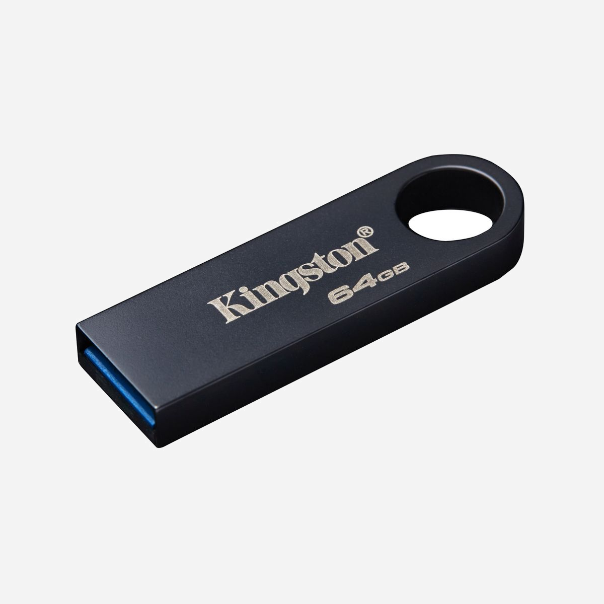 Kingston Technology DataTraveler SE9 G3 64Go USB 3.2 Gen 1 Type-A, Lecture 220Mo/s, Écriture 100Mo/s, Métal Noir, Compatible Windows/macOS/ChromeOS - Découvrez la combinaison de l’élégance et de la fonctionnalité avec la clé USB 3.2 Gen 1 DataTraveler SE9 G3, idéale pour le stockage et le partage de vos données. Redécouvrez son design intemporel et primé, désormais amélioré avec des vitesses de haute performance allant jusqu'à 220 Mo/s en lecture et 100 Mo/s en écriture*, garantissant des transferts de données rapides et fluides sur les périphériques hôtes de type A.<br><br><b>Vitesses USB 3.2 Gen 1</b><br>Jusqu’à 220 Mo/s en lecture et 100 Mo/s en écriture*.<br>