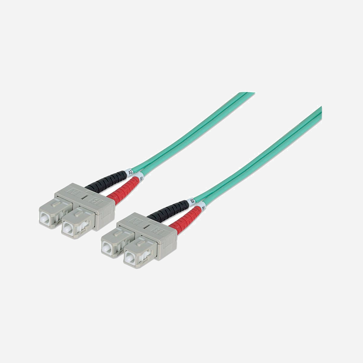 Intellinet Câble Fibre Optique OM3 2m SC/SC Multimode 50/125µm LSZH Aqua - Réf. 750837 - Diamètre câble 3mm - Les informations transmises sous la forme de lumière offrent un large éventail de fonctionnalités et d'avantages. Distance de transmission supérieureIl n'est pas rare que les systèmes optiques dépassent 100 kilomètres (km), ou environ 62 miles. Sécurité amélioréeIl est impossible de détecter à distance un signal transmis dans un câble fibre. Le seul moyen de le faire consiste à accéder à la fibre optique elle-même. Cela rend la fibre extrêmement intéressante aux yeux des agences gouvernementales, des banques et d'autres entreprises confrontées à des problèmes de sécurité majeurs.Aucun composant métalliqueLe câble fibre optique peut être installé dans des zones avec des interférences électromagnétiques (EMI). Ceci inclut les zones autour de lignes de services publics, de lignes électriques et de voies ferrées. La fibre est également idéale pour les zones fréquemment frappées par la foudre.