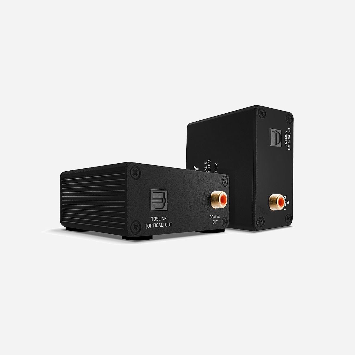 Lindy 70456 Extender Audio Numérique TosLink/Coaxial Cat.6, 150m, support DTS/LPCM, Boîtier Métal Noir, Power over Cable (PoC), Alimentation incluse - L'Extender Cat.6 Audio Numérique TosLink (optique) & Coaxial, 150m de LINDY est une solution de haute qualité pour étendre les signaux audio numériques sur de longues distances, en utilisant un câble réseau standard. Grâce à ses entrées et sorties TosLink (optiques) et coaxiales, cet extendeur peut être facilement utilisé avec une large gamme de sources AV, notamment des téléviseurs et des amplificateurs, avec des haut-parleurs ou des barres de son situés du côté du récepteur. L'audio connecté peut être émis simultanément afin de fournir une fonctionnalité de séparation à partir d'une seule entrée, ce qui est idéal pour les petites installations de diffusion audio dans les stations de métro, les dépôts de bus ou les établissements médicaux. Cela permet également de convertir simplement les signaux TosLink et coaxiaux en leur sortie opposée.<br> <br>Prenant en charge l'extension audio stéréo et multicanal, cette extension permettra d'obtenir un son Surround tridimensionnel impressionnant pour compléter les films et les jeux lorsqu'il est connecté à l'appareil source audio, ainsi qu'un son cristallin à partir de l'audio généré par l'utilisateur. L'utilisateur dispose ainsi d'une excellente solution point à point, idéale pour une utilisation dans des salles de cinéma résidentielles immersives ou pour créer une expérience commerciale plus attrayante. <br> <br>La fonctionnalité PoC (Power over Cable), qui consiste à fournir l'alimentation et les signaux de données par un câble Cat.6 sur une connexion point à point entre l'émetteur et le récepteur, apporte également une flexibilité supplémentaire car une seule alimentation est nécessaire au niveau de l'émetteur, ce qui est idéal lorsque les prises de courant sont limitées au niveau du récepteur de l'installation.<br> <br>Veuillez noter que la sortie simultanée n'est possible que lorsque des fréquences d'échantillonnage identiques de 96KHz sont utilisées.