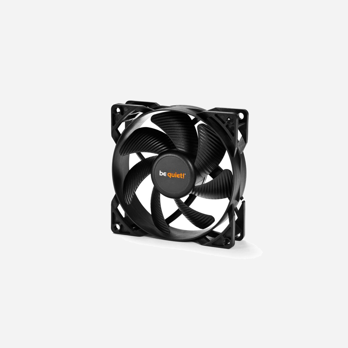 be quiet! Pure Wings 2 92mm Ventilateur PC - 92x92x25mm, 1900 RPM max, 18.6 dB(A), 56.02 m³/h, Rifle Bearing, 80000h MTTF, 12V - Avec les Pure Wings 2 92 mm, le silence gagne du terrain, même sur les modèles à petits prix.<br><br><b>FONCTIONNEMENT TRÈS SILENCIEUX</b><br>Le ventilateur Pure Wings 2 92mm fonctionne à 18,6 dB (A) max. même à pleinrégime. Le choix idéal pour les ordinateurs silencieux à la maison et au bureau ainsi que les systèmes de jeu et multimédia.<br><br><b>DES PALES A FLUX D'AIR OPTIMISE</b><br>Grâce à ses pales optimisée sen surface, le flux d'air est amélioré, les turbulences générant du bruit sont minimisées et la pression de l'air est augmentée. Cette fonctionnalité est la clé d'un refroidissement efficace.<br><br><b>SYSTEME DE ROULEMENT "RIFLE BEARING"</b><br>Le Pure Wings 2 92mm est la marque de fabrique pour une fiabilité exceptionnelle grâce à sa technologie Rifle-Bearing offrant une durée de vie jusqu‘ à 80 000h.