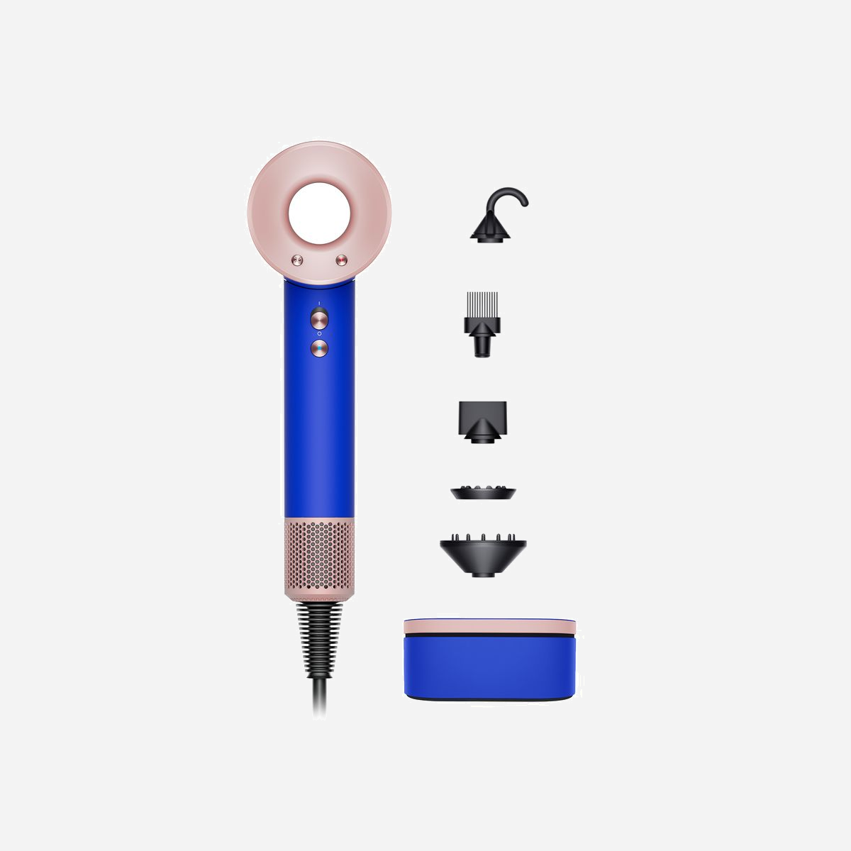Dyson Supersonic Sèche-Cheveux 1600W Bleu 460555-01: 3 Vitesses, 4 Températures (Max 100°C), Air Froid, Ionique, 5 Embouts, Diffuseur, Concentrateur, Étui, Câble 2.8m - <b>Embout de finition lisse</b><br>L’outil de finition idéal pour des coiffures lisses et raides. Dissimule les cheveux rebelles sous les cheveux longs pour vous offrir une finition lisse et brillante¹. Le tout, avec de l’air. Rien de plus.<br><br><b>Embout de séchage doux</b><br>Conçu pour être plus respectueux des cheveux fins et des cuirs chevelus sensibles. Apportez du volume aux racines ou ajoutez de la texture sur les longueurs.<br><br><b>Diffuseur</b><br>Repensé pour diffuser l’air de manière plus homogène autour de vos boucles. Modelez ou donnez du volume aux cheveux bouclés. Utilisez-le sur cheveux raides pour créer du mouvement.<br><br><b>Concentrateur pour brushing</b><br>Repensé avec un embout plus large et une ouverture plus petite. Recourbez les pointes ou lissez les longueurs. Il offre suffisamment de contrôle pour réaliser les deux styles.<br><br><b>Embout peigne à dents large</b><br>Conçu pour les cheveux bouclés et crépus. Lisse le cheveu ou démêle délicatement les boucles.<br><br><b>3 réglages de vitesse précis</b><br>Élevé – séchage rapide et brushing<br>Moyen – séchage normal<br>Bas – séchage doux et diffus<br><br><b>4 réglages de chaleur précis</b><br>100 °C – séchage rapide et brushing<br>80 °C – séchage normal<br>60 °C – séchage doux et air diffus<br>28 °C – froid constant<br><br><b>Le bouton d'air froid</b><br>Air à 28 °C pour fixer les cheveux après le brushing