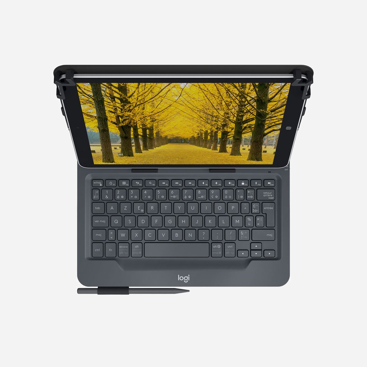 Logitech Universal Folio AZERTY - Clavier Bluetooth 3.0 pour Tablettes 9-10" (iPad, Android, Windows) - Batterie 2 ans - Noir - Réf. 920-008338 - <b>Logitech universal folio</b><br>Profitez d'une saisie aussi confortable que celle d'un ordinateur portable sur votre tablette 9 à 10 pouces favorite. Universal Folio verrouille vos tablettes à un angle idéal pour une saisie sur toutes les surfaces, qu'il s'agisse de votre bureau ou de vos genoux. Conçu pour protéger votre tablette de l'usure quotidienne et résister aux éclaboussures. Universal Folio est facile à configurer et offre une connexion Bluetooth® 3.0 fiable. Le mode veille du clavier préserve l'alimentation pour une longue durée de vie de la pile de 2 ans. Les fonctions dédiées et les touches de raccourcis fonctionnent avec iOS, Android™ or Windows®, faisant d'Universal Folio un outil indispensable pour les amateurs de tablettes.<br>Sur la base d'une utilisation quotidienne de 2 heures.<br><br>Ce support en attente de brevet aux États-Unis est un modèle auto-agrippant à 4 points ajustable unique en son genre qui s'adapte avec élégance et en toute sécurité à la plupart des tablettes 9 et 10 pouces comme les tablettes iPad®, Android™ et Windows®. Le porte-stylo intégré vous permet de garder toujours à portée de main votre stylo ou stylet.<br><br>Grâce à ses larges touches bien espacées et exploitant toute la surface du clavier, profitez d'une saisie confortable des heures durant. La course des touches de 2 mm est d'une profondeur idéale pour apporter vitesse et confort. Des touches de fonction et de raccourci dédiées pour iOS, Android™ ou Windows® vous permettent de contrôler la tablette depuis le clavier.<br><br>Universal Folio est conçu pour répondre aux hautes exigences de qualité de Logitech et résister à plusieurs années de saisie quotidienne. Une bande élastique spéciale permet de fermer efficacement l'étui et d'éviter qu'il ne s'ouvre lorsque vous le transportez dans votre sac.<br><br>Universal Folio utilise une pile bouton remplaçable pour alimenter le clavier. Grâce à une gestion intelligente de l'alimentation, celle-ci peut atteindre une longévité de 2 ans. Le clavier se met en veille 8 secondes après la dernière utilisation afin de préserver l'autonomie de la pile.<br><br>La connectivité Bluetooth® 3.0 avancée offre une connexion fiable entre la tablette et le clavier qui ne sautera pas. Il suffit de trois étapes et d'environ une minute pour configurer le clavier en toute simplicité.