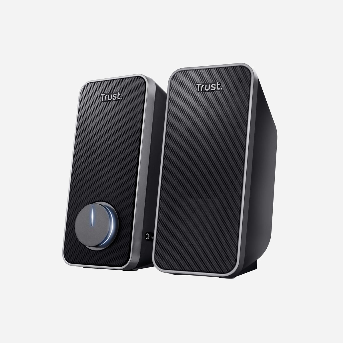 Trust Arys 20179 Enceintes PC 2.0 Noires 14W RMS (28W PMPO) USB avec contrôle volume rotatif et entrée ligne. Connectivité filaire. - <b>Son de qualité supérieure</b><br>Avec une puissance de crête de 28 W, les enceintes Trust Arys offrent un son et des basses d'une grande richesse. Ce système d'enceintes est idéal pour la musique, les films ou les jeux vidéo.<br><br><b>Facilité d'utilisation</b><br>Les enceintes Trust Arys sont alimentées par USB, ce qui signifie que vous pouvez les installer très facilement. Il suffit de brancher le connecteur USB à votre ordinateur et les enceintes fonctionnent !<br><br><b>Design confortable</b><br>La grille métallique est spécialement conçue pour une protection supplémentaire. Grâce à leurs dimensions compactes, les enceintes trouveront facilement une place sur votre bureau. Elles économisent ainsi de l'espace à la maison ou au bureau.