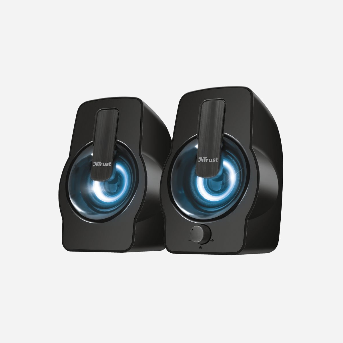 Trust Gemi Noir - Système d'Enceintes 2.0 - 6W RMS (12W PMPO) - RGB - Haut-parleur 4cm - 20-20000Hz - USB - Connecteur 3.5mm - 8.5x9.5x13.2cm - Le système d'enceintes Gemi éclairé par LED RGB est un ensemble d'enceintes compact qui s'intégrera avec élégance à votre intérieur ou votre bureau. Avec une puissance de crête de 12 W (6 W RMS), vous pourrez profiter de vos films, des bruitages de vos jeux et de votre musique préférée sur votre PC fixe ou portable. Ce système garantit un son parfaitement clair tout en occupant un minimum d'espace sur votre plan de travail.<br><br><b>Installation facile</b><br>Le système Gemi fonctionne avec tous les PC ou ordinateurs portables et est alimenté par USB, ce qui signifie que vous pouvez installer les enceintes très facilement. Branchez simplement le câble USB de 140 cm et un câble de raccordement audio de 3,5 mm et le voilà prêt à fonctionner : pas besoin de le brancher sur une prise secteur. Une fois branchées, les enceintes s'éclairent avec un cycle de couleurs RGB automatique. Vous pouvez allumer ou éteindre les enceintes et régler le volume à l'aide du bouton accessible en façade. C'est l'accessoire coloré de tous les bureaux!