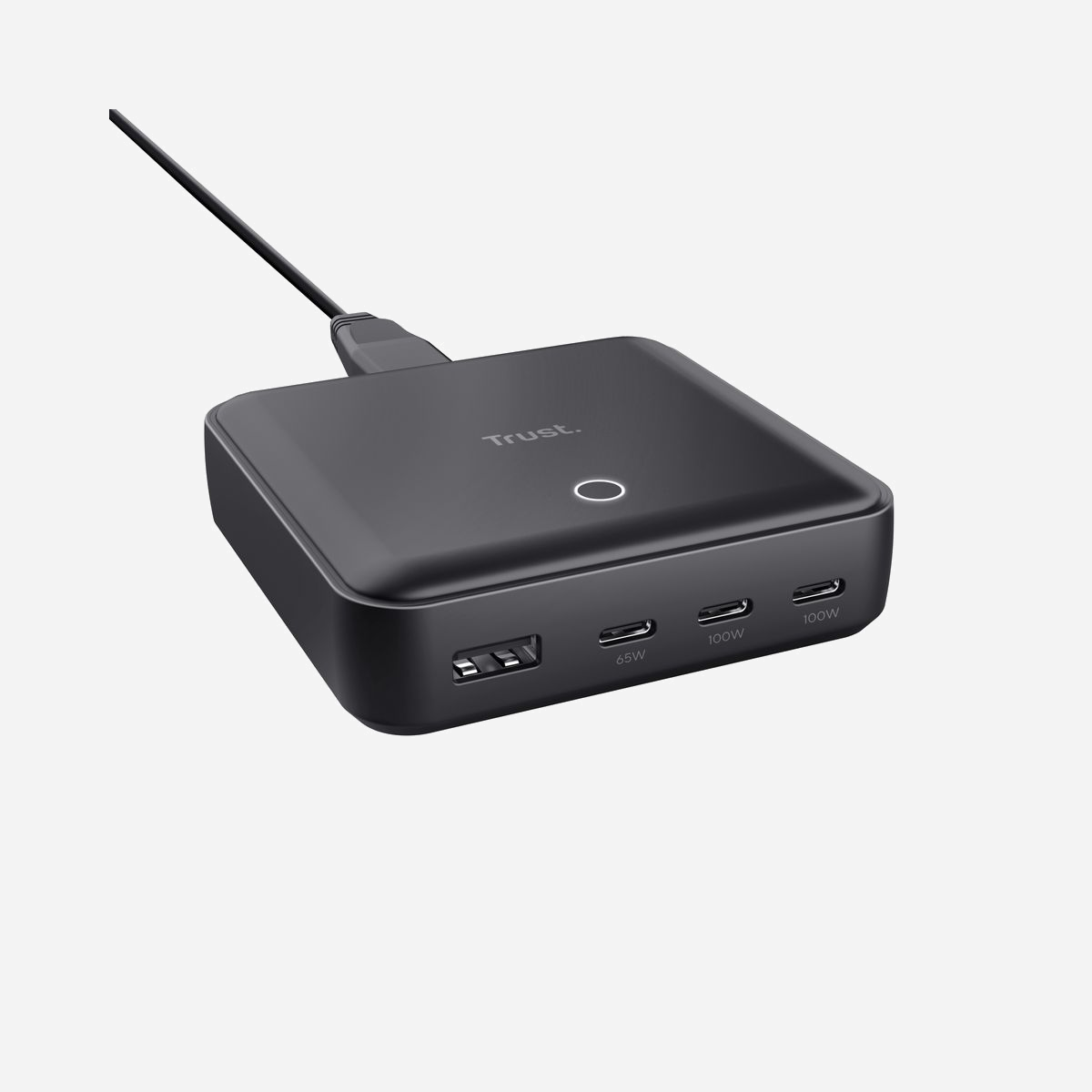 Trust Chargeur Secteur Universel 100W - 3x USB-C (PPS, PD 3.0) & 1x USB-A - Noir, 5-20V, 5A, Protection Surchauffe/Court-circuit, Câble 1.2m - <b>Un chargeur pour tous</b><br>L'époque d'un seul chargeur par appareil est révolue. Adapté à toutes sortes d'appareils, le Maxo vous permet de connecter simultanément votre ordinateur portable, votre téléphone portable et votre tablette à un seul chargeur. Vivre confortablement ? Bien sûr ! <br><br><b>Style familial </b><br>Fini de se battre pour brancher son téléphone portable. Avec 3 ports USB-C et un port USB-A, tout le monde peut charger son appareil quand il le faut, grâce à ce chargeur tout indiqué pour les familles et les espaces de vie et de travail communs.<br><br><b>Petit et durable en un seul système </b><br>De forme compacte, le Maxo se place facilement sur votre bureau, table ou armoire, et prend peu de place. De plus, il est composé de 50 % de plastique recyclé, ce qui vous permet aussi de travailler durablement.