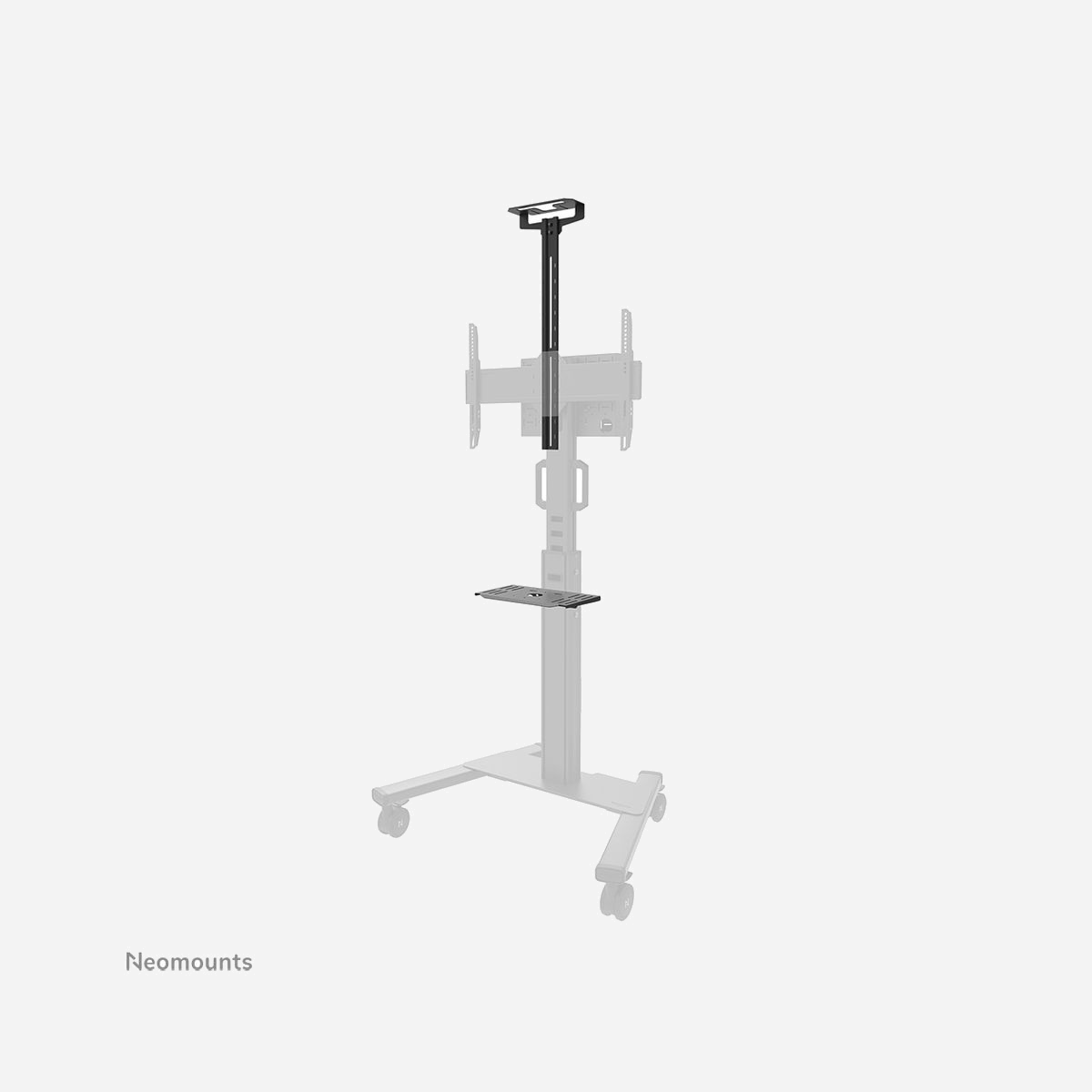 Neomounts AV1-825BL Kit Vidéobar et Multimédia Acier Noir - Support Caméra Réglable + Tablette 9kg max - Compatibilité FL50S-825BL1 - Le Neomounts AV1-825BL est un kit vidéobar et multimédia optionnel pour le support au sol mobile FL50S-825BL1. Le kit permet l'installation d'une étagère caméra et d'une étagère pour appareils multimédia sur le chariot. L'étagère caméra universelle peut être installée au-dessus et en-dessous de l'écran et est réglable en hauteur et en profondeur, pour s'adapter à l'écran. En outre, la tablette pour caméra peut être montée à l'avant et à l'arrière du support. Le kit comprend un adaptateur pour les Bose VB1 et VB-S (qui peuvent également être placés au-dessus et en-dessous de l'écran).