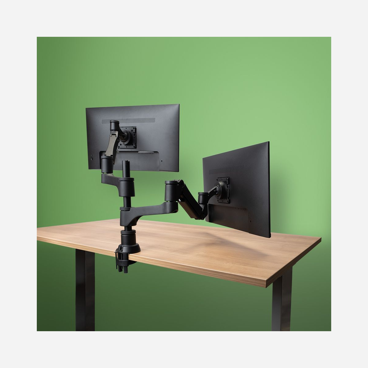 R-Go Tools Caparo Bras Double Écran 2x(24"-32") 3-9kg Aluminium Noir, Montage Bureau, VESA 75/100mm, Ajustement Vérin à Gaz, Pivot 180°, Rotation 360° - Avec le bras double écran R-Go, vous pouvez facilement et rapidement positionner vos écrans à hauteur des yeux. En outre, vous pouvez les incliner et les faire pivoter selon vos besoins. Les bras d'écran Caparo disposent même d’un vérin à gaz intégré, ce qui vous permet de régler facilement les écrans en hauteur et en profondeur d’une seule main. Idéal pour les postes de travail flexibles ! Grâce à leur caractère modulaire, vous pouvez facilement adapter les bras d'écran selon vos besoins en ajoutant un porte-documents, un porte-ordinateur, une Smartbar ou un bras supplémentaire. Les bras porte-moniteur peuvent être fixés au-dessus du plan de travail. Vous pouvez ainsi travailler en vous tenant droit, même pendant la mise en place ! Par ailleurs, vous n’avez besoin d’aucun outil pour l’installation. Les bras d'écran R-Go sont conçus pour être neutres en CO2. Les émissions de CO2 produites lors de la fabrication d’un bras d'écran sont compensées par la plantation d’arbres. Les bras de surveillance R-Go sont conçus aux Pays-Bas et disposent de fonctions SMART brevetées, telles qu’une butée de rotation pour chaque partie mobile. Cette butée SMART empêche les bras d'écran de se heurter à un panneau (acoustique).