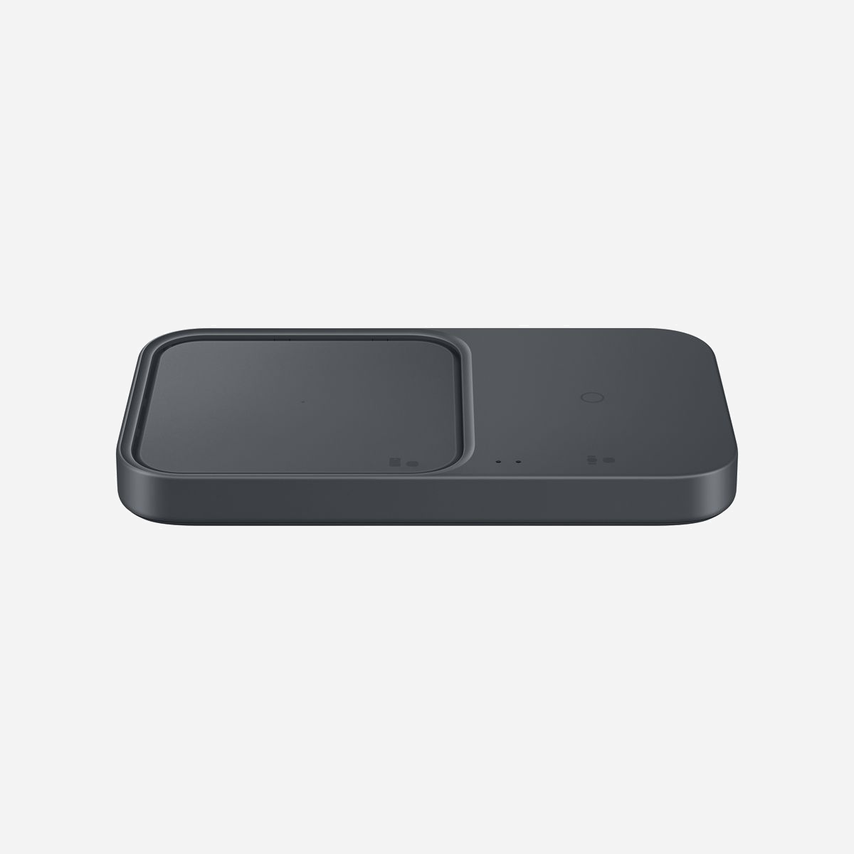 Samsung EP-P5400BBEGEU Chargeur Duo Sans Fil 15W Gris USB pour Smartphone, Smartwatch, Écouteurs - Refroidissement intégré - Compatible Qi - Rechargez rapidement grâce à la charge rapide<br>Obtenez la puissance de charge dont vous avez besoin rapidement, grâce à la recharge rapide jusqu'à 15W. Pour bénéficier de cette rapidité, l'adaptateur secteur 25W est celui qu'il vous faut.<br><br>Un chargeur, deux appareils<br>Connectez simultanément deux de vos appareils préférés pour en profiter ensemble, qu'il s'agisse de votre smartphone et de votre Galaxy Watch ou de votre Galaxy Watch et de vos écouteurs.<br><br>Chargez rapidement en toute sécurité votre appareil<br>Le chargeur duo sans fil rapide 15W dispose d'un système de refroidissement intégré avec un ventilateur et charge votre smartphone encore plus rapidement avec une consommation d'énergie moindre que les produits concurrents.<br><br>Conçu pour s'adapter à votre espace<br>Placez simplement le chargeur sans fil là où vous le souhaitez. Avec son design fin et compact, il s'adapte même aux espaces les plus restreints. Hyper pratique si vous souhaitez charger rapidement votre smartphone Galaxy ou vos Galaxy Buds.<br><br>Des voyants LED pour indiquer l'état de la charge<br>Le voyant LED vous indique intuitivement l'état de charge de votre appareil grâce à différentes couleurs : rouge pour la charge, orange clignotant pour une charge défectueuse et vert pour une charge complète. Et pour un sommeil réparateur, vous pouvez réduire l'intensité lumineuse.