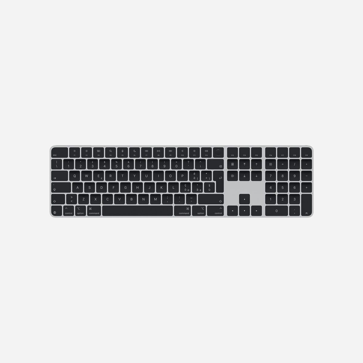 Apple Magic Keyboard avec Touch ID MXK83T/A, QWERTY Italien, USB + Bluetooth, Noir, Pavé Numérique, Compatible macOS - Le Magic Keyboard est disponible avec Touch ID et vous offre ainsi une méthode d’authentification simple, rapide et sécurisée pour vos connexions et vos achats.<br><br>Le Magic Keyboard avec Touch ID et pavé numérique vous garantit une frappe d’un confort et d’une précision remarquables. Son format étendu intègre des commandes de navigation pour un défilement rapide et des touches fléchées de taille standard pour les jeux. Quant au pavé numérique, il est idéal pour les feuilles de calcul et les applications financières. Ce clavier sans fil intègre une batterie rechargeable qui lui permet de fonctionner environ un mois ou plus entre deux charges. Il s’associe automatiquement à votre Mac, pour que vous puissiez vous mettre au travail sans attendre.<br><br>Il est doté d’un port USB‑C et s’accompagne d’un câble de charge USB‑C tissé qui vous permet de le jumeler et de le recharger en le branchant sur un port USB‑C de votre Mac.