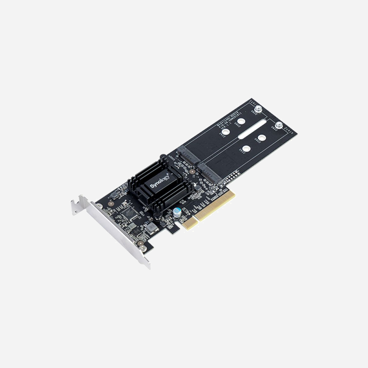 Synology M2D18 Carte Adaptateur Interne M.2 Dual Slot PCIe Gen2 pour SSD SATA/NVMe Facteur de Forme 2242/2260/2280 - <b>Faites passer les performances de votre stockage au niveau supérieur</b><br>Conçue pour faire passer les performances d'E/S de votre NAS en mode turbo, la carte adaptatrice Synology M.2 SSD M2D18 réduit considérablement la latence d'E/S aléatoire, ce qui profite aux applications telles que l'indexation des photos, la recherche de fichiers et les environnements de virtualisation.<br><br>Le double emplacement M.2 SSD prend en charge les SSD SATA et NVMe, ce qui signifie un cache de lecture/écriture SSD plus rapide et davantage de baies de disque principal réservées au stockage des données. Sa flexibilité quant à la prise en charge des facteurs de forme 2280/2260/2242 et sa conformité avec de nombreuses options de SSD nouveau libèrent des enfermements propriétaires.