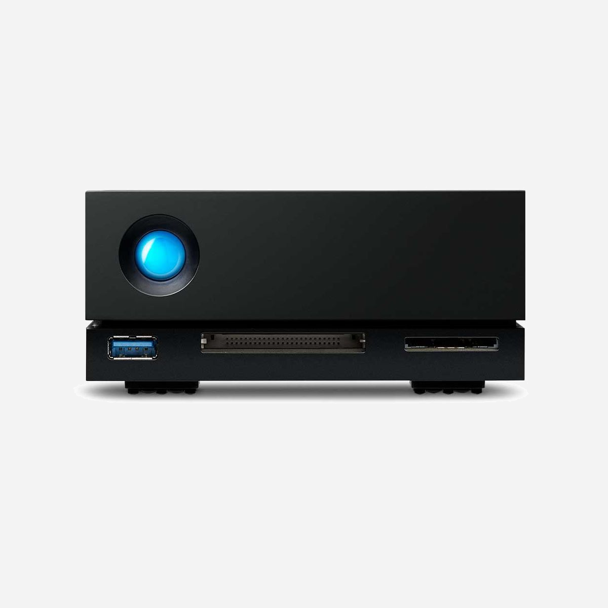 LaCie 1big Dock 8 To Disque Dur Externe 3.5" 7200 RPM USB 3.2 Gen 1, Thunderbolt 3, Lecteur CF/SD, DisplayPort 1.4, Boîtier Aluminium Noir - <b>Centralisez tout avec une station Thunderbolt 3 avec disque dur externe.</b><br>Les PC portables d'aujourd'hui sont puissants et portables, mais leur faible encombrement se traduit par un nombre réduit de ports et d'emplacements pour cartes mémoire, et donc plus de dongles. La station LaCie 1big Dock est là, non seulement pour vous aider à stocker et sauvegarder en toute sécurité une grande quantité de vidéos, mais aussi pour recharger votre téléphone et vos périphériques USB, vous permettre de transférer des fichiers, connecter des écrans 4K professionnels et alimenter votre PC portable. Tout cela grâce à un seul câble qui part de votre disque jusqu’à votre PC portable et vous offre des performances incroyables Thunderbolt™ 3.<br><br><b>Lecteurs de cartes SD et CF, ports, etc.</b><br>Transférez directement des vidéos, rechargez des appareils, connectez des écrans 4K, montez en série des disques supplémentaires et stockez tous vos fichiers : c'est ça la magie de la station 1big Dock. De plus, vous bénéficiez des performances puissantes de Thunderbolt 3 et de la fiabilité d'un disque dur Seagate IronWolf Pro de niveau entreprise. Le résultat ? Votre nouveau centre de création.<br><br><b>Remarquable. Du début à la fin.</b><br>Notre intention était de proposer une solution tellement perfectionnée et centralisée que vous pourriez vous concentrer librement sur ce qui compte le plus : réaliser un excellent travail.<br><br><b>Lecteurs de cartes SD et CF</b><br>Transférez directement des fichiers depuis votre drone, votre reflex numérique, votre GoPro® et d'autres appareils grâce aux lecteurs de cartes CF et SD frontaux.<br><br>(Cartes SD/CF vendues séparément.)<br><br><b>Hub USB 3.0</b><br>Rechargez votre téléphone, transférez du contenu à partir d'appareils USB tels que des disques amovibles et des appareils photo numériques, ou connectez simplement des périphériques USB.<br><br><b>DisplayPort 1.4</b><br>Connectez directement un écran, de 720-1080 p jusqu'à 4K 120 Hz, et même 8K 60 Hz.<br><br><b>Deux ports Thunderbolt 3</b><br>Montez en série jusqu'à six périphériques de stockage supplémentaires, et rechargez votre PC portable Thunderbolt, USB-C ou USB 3.0.<br><br><b>Tiroir amovible pour le disque dur</b><br>Vous avez besoin de faire la maintenance de votre disque dur ou de le mettre à niveau ? Il vous suffit d'utiliser le tiroir amovible et d'installer un nouveau disque à tout moment.<br><br><b>Boîtier en aluminium à refroidissement autonome</b><br>Le boîtier en aluminium de la station 1big Dock et son ventilateur thermorégulé garantissent une fiabilité et des performances optimisées sur le long terme.<br><br><b>Davantage de puissance pour vous. Et votre PC portable.</b><br>1big Dock est conçu pour recharger votre PC portable grâce à sa fonctionnalité de recharge en attente de brevet.<br><br><b>Fonctionnalité de recharge</b><br>Connectez l'alimentation de votre PC portable au port Thunderbolt 3 du 1big Dock pour restituer jusqu'à 70 W.<br><br><b>Alimentation</b><br>Même si vous n'utilisez pas le chargeur, la station 1big fournit jusqu'à 45 W (30 W si vous avez monté en série d'autres appareils USB-C). De quoi poursuivre votre processus de création en toute sérénité.<br><br><b>Un disque dur performant pour des projets de grande envergure.</b><br>Un disque Seagate IronWolf Pro de niveau entreprise est intégré à la station 1big Dock : c'est l'ingrédient mystère qui permet de dépasser plus rapidement les objectifs et de réduire les délais. Capable de supporter des charges de travail allant jusqu'à 300 To/an, ce disque dur puissant est spécialement conçu pour des vitesses de 7 200 tr/min, une gestion simplifiée de l'alimentation, une capacité considérable et une fiabilité 24h/24 et 7j/7. Et pour une tranquillité d'esprit absolue, vous bénéficiez d'une garantie de cinq ans.<br><br><b>Services de récupération des données Rescue.</b><br>Lorsque des événements imprévisibles surviennent comme un dégât des eaux dans votre studio ou une catastrophe naturelle, nous assurons vos arrières. La station 1big Dock inclut des services de récupération des données Rescue pendant toute la durée de la garantie. Lors de la tentative de récupération en laboratoire unique, nous travaillons d'arrache-pied pour que vous ne perdiez ni données ni argent.<br><br><b>Personnalisez vos sauvegardes avec LaCie Toolkit.</b><br>LaCie Toolkit vous donne tous les outils dont vous avez besoin pour protéger vos fichiers importants.<br>Sauvegardez à la demande en un clic<br>Planifiez des sauvegardes quotidiennes, hebdomadaires ou mensuelles<br>Synchronisez vos fichiers et vos projets sur plusieurs appareils.<br><br><b>Montez vos vidéos avec Adobe Creative Cloud.</b><br>Transformez vos séquences vidéo brutes en productions impeccables grâce à l'abonnement gratuit d'un mois au programme d'accès à toutes les applications Adobe® Creative Cloud®.5 Découvrez toute une collection d'applications pour PC de bureau et mobiles, comme Photoshop® et Premiere® Pro, pour des possibilités de création illimitées.