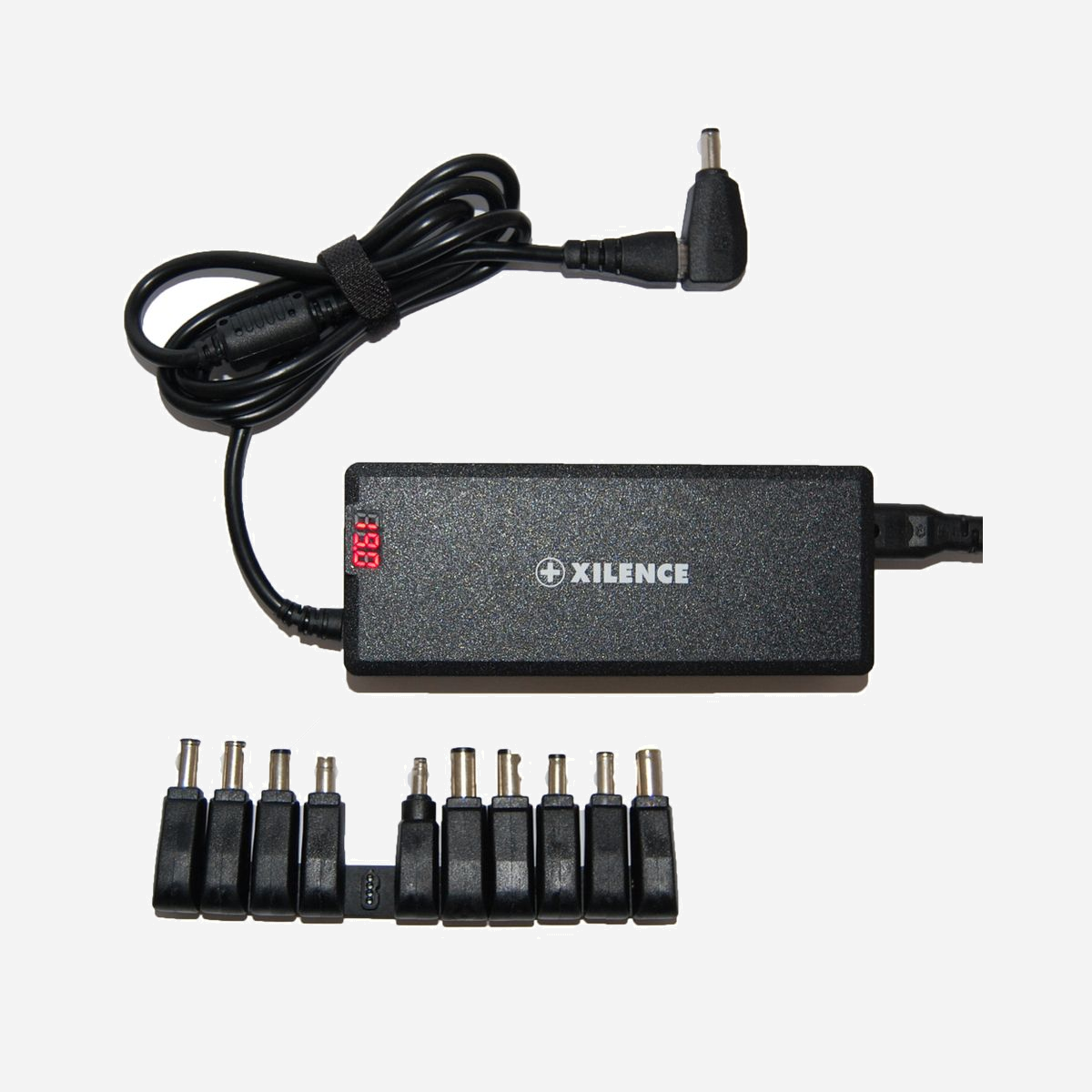 Xilence XM012 Adaptateur Secteur Universel pour Ordinateur Portable 120W Noir, Tension 100-240V, 11 Connecteurs, Protections Surtension/Surintensité/Surchauffe - De l'extérieur, on ne se donne presque pas compte de l'intérieur puissant du nouveau chargeur notebook extrèmement léger. Néanmoins, le chargeur puissant de largeur réduite fournit avec une tension de sortie jusqu'à 20V. Ainsi il atteint une efficacité étonnante de plus que 85%. Il vient avec 11 connecteurs qui permettent d'alimenter de courant tous les notebooks et netbooks d'achat courant. L'affichage DEL intégré donne des informations concernant la tension de sortie à tout moment. Avec "Full Range", le chargeur peut être utilisé partout dans le monde et accomplit son travail avec des tensions d'entrée entre 100 et 240 Volt.