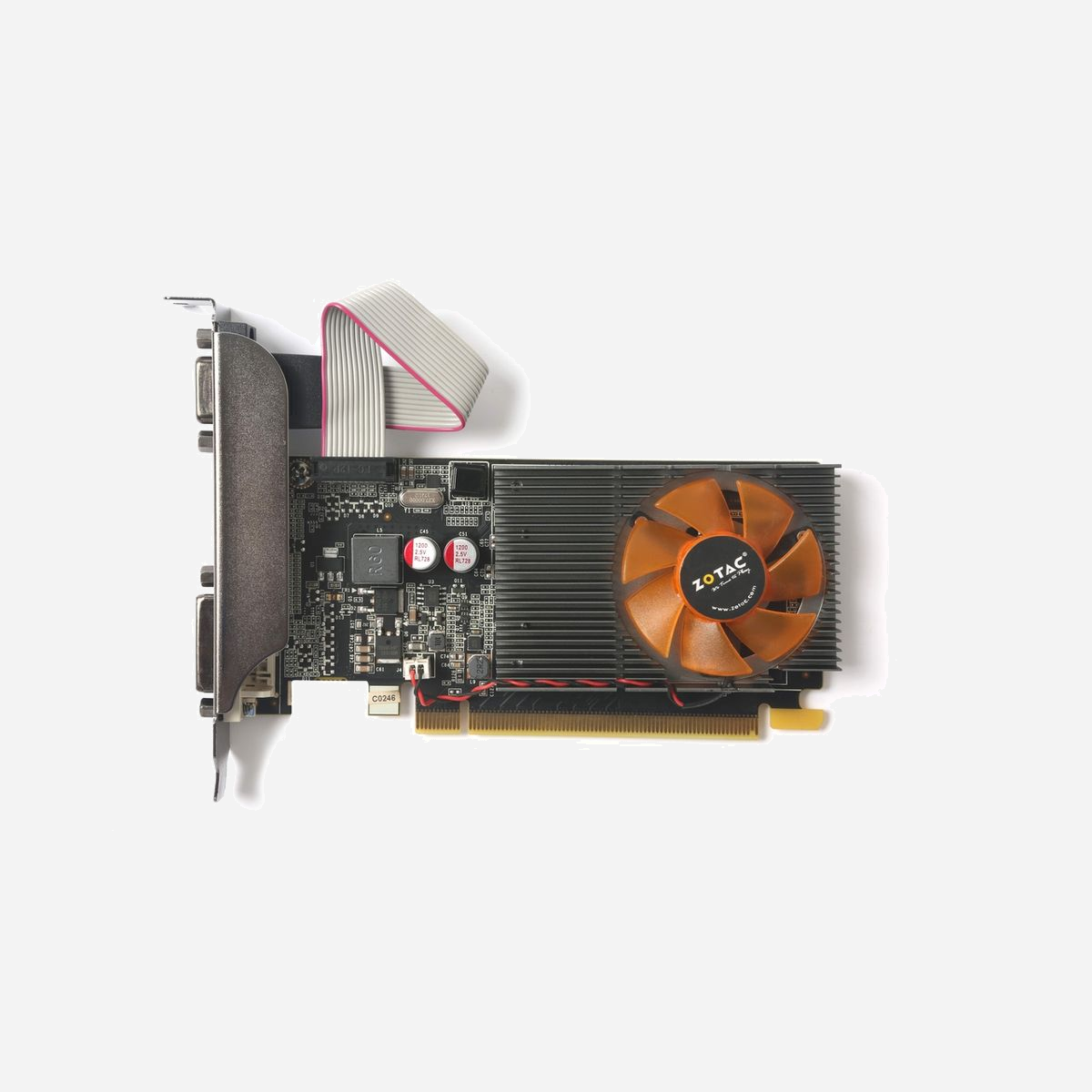 Zotac GeForce GT 710 2GB GDDR3, 954MHz, 64-bit, PCIe 2.0, Sorties HDMI/DVI/VGA, NVIDIA CUDA, DirectX 12, OpenGL 4.5, Refroidissement Actif - Zotac GeForce GT 710. Processeur graphique famille: NVIDIA, Processeur graphique: GeForce GT 710, Fréquence du processeur: 954 MHz. Mémoire carte graphique distincte: 2 Go, Type de mémoire de l'adaptateur graphique: GDDR3, Mémoire Bus: 64 bit, Fréquence de la mémoire: 1600 MHz. Résolution maximale: 3840 x 2160 pixels. Version DirectX: 12.0, Version OpenGL: 4.5, DVI dual-link. Type d'interface: PCI Express 2.0. Type de refroidissement: Actif, Nombre de ventilateurs: 1 ventilateur(s)