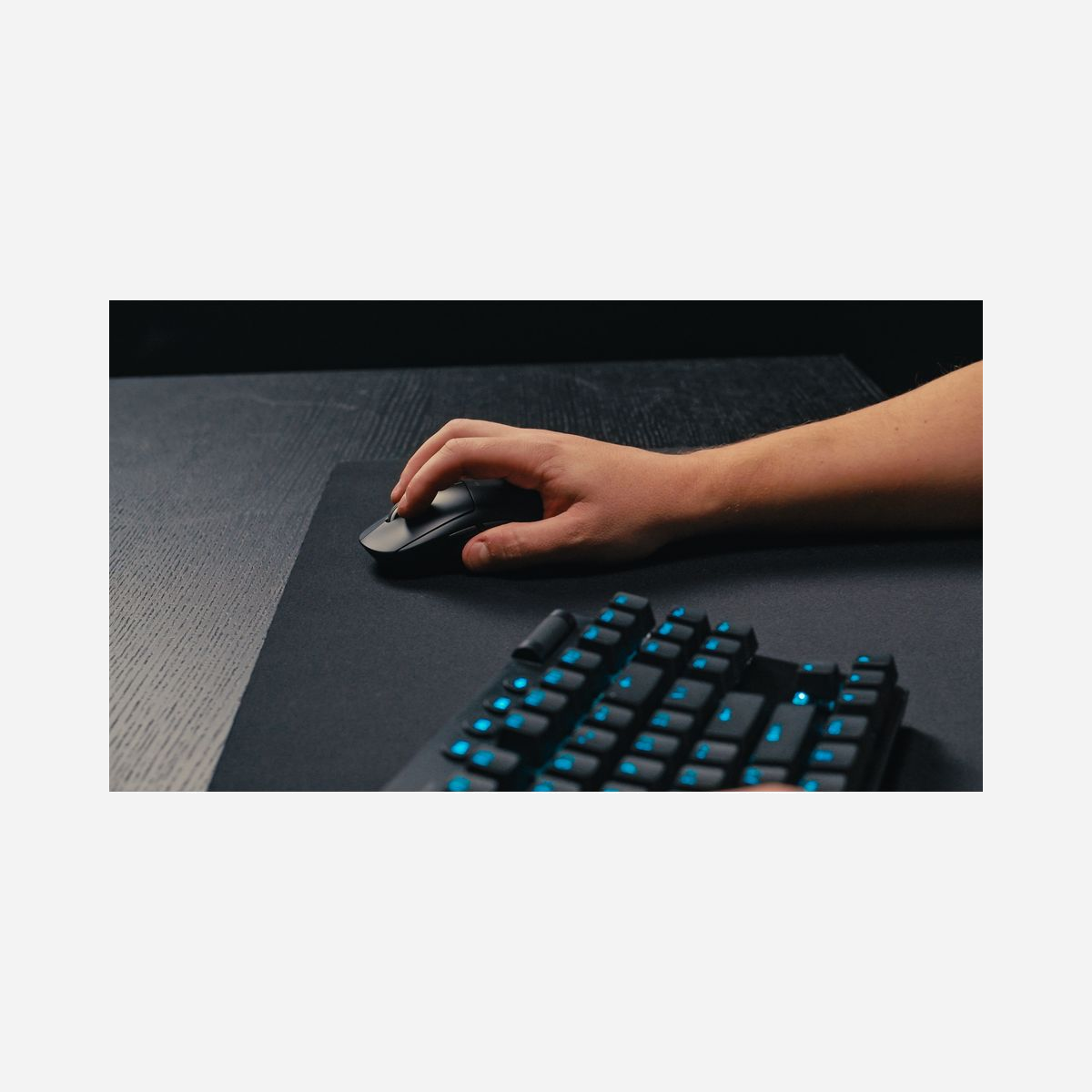 Logitech G PRO X SUPERLIGHT 2 - Souris Gaming sans Fil 32000 DPI HERO 2, 2000 Hz, 5 Boutons, 60g, PTFE, USB Type-A, autonomie 95h - Logitech G PRO X SUPERLIGHT 2. Format: Droitier. Technologie de détecteur de mouvement: Optique, Interface de l'appareil: RF sans fil, Résolution en mouvement: 32000 DPI, Temps de réponse: 0,5 ms, Type de boutons: Boutons poussoirs, Quantité de boutons programmables: 5, Type Scroll: Roue, Accélération (max): 40 G. Source d'alimentation: Piles. Couleur du produit: Noir