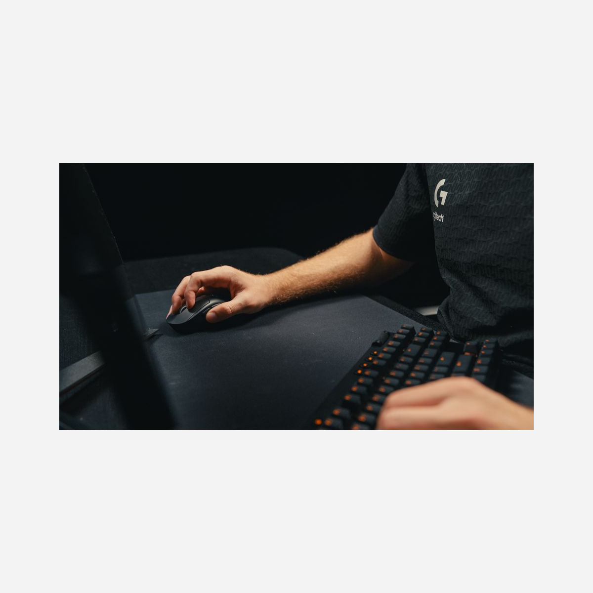 Logitech G PRO X SUPERLIGHT 2 - Souris Gaming Optique 44000 DPI, 5 Boutons, 1ms, Wireless/USB Type-A, Capteur HERO 2, 60g, Compatible Windows - Logitech G PRO X SUPERLIGHT 2 DEX. Format: Droitier. Technologie de détecteur de mouvement: Optique, Interface de l'appareil: RF Wireless + USB Type-A, Résolution en mouvement: 44000 DPI, Temps de réponse: 1 ms, Type de boutons: Boutons poussoirs, Quantité de boutons programmables: 5, Type Scroll: Roue, Accélération (max): 88 G. Source d'alimentation: Piles. Couleur du produit: Noir