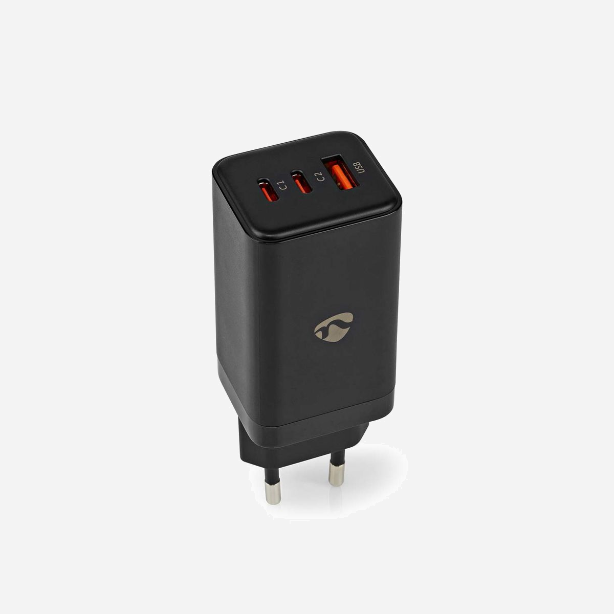 Nedis Chargeur Mural Universel GaN 65W - 2x USB-C (5-20V/3.25A) + 1x USB-A (5V/3A) - USB Power Delivery 3.0 - Secteur - Noir - Ce chargeur mural USB-C GaN Nedis vous permet de charger simultanément un ordinateur portable et un autre appareil comme un smartphone, une tablette ou un périphérique USB comme une Nintendo Switch. Ce chargeur de 65 watts fonctionne avec la technologie USB Power Delivery, ce qui permet de charger votre appareil plus rapidement et plus efficacement. Il est doté de trois ports, deux avec USB-C et un courant de charge jusqu'à 3,25 A et un autre avec USB-A et un courant de charge jusqu'à 3,0 A pour un chargement rapide. La technologie IC intelligente détecte automatiquement le courant requis.<br>Le chargeur est non seulement idéal pour une utilisation à la maison ou au travail, mais également pour les voyages grâce à sa petite taille.<br><br>Technologie GaN<br>Le nitrure de gallium (GaN) est une nouvelle technique de haute qualité. Les transistors GaN produisent moins de chaleur, ce qui nécessite moins d'espace entre les composants et permet aux chargeurs de devenir plus petits tout en fournissant toute la puissance d'un grand chargeur. Ce chargeur rapide d'une puissance pouvant atteindre 65 watts peut charger, par exemple, un iPhone 12 d'Apple jusqu'à 61 % de batterie en seulement 30 minutes.