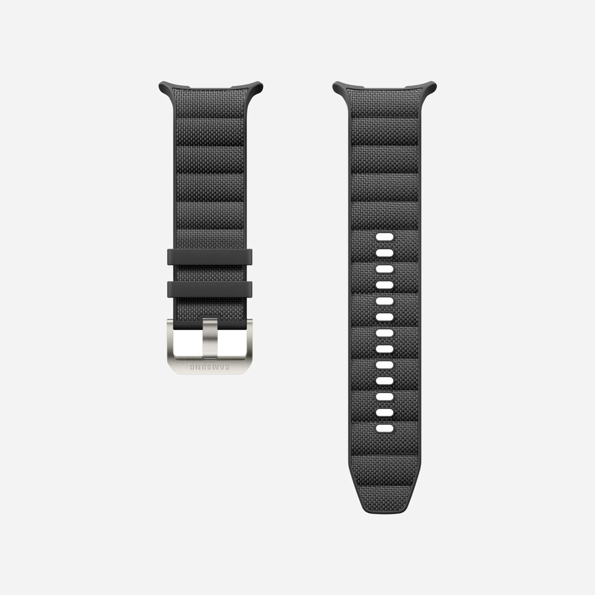 Bracelet Tissé Hybride Samsung ET-SBL70MBEGEU Gris Foncé pour Galaxy Watch Ultra, Tissu, Boucle Argent, Système de Fixation Facile - Elégant mais aussi résistant<br>Vous faites du sport, vous aimez avoir du style, mais vous ne voulez pas choisir entre les deux ? Ce bracelet est fait pour vous. Au contact de votre poignet, il supporte la transpiration et est composé de matériaux légers. Et à l'extérieur, il conserve un design moderne pour montrer votre style.<br><br>Confortable et facile à changer<br>Le bracelet tissé hybride de la Galaxy Watch Ultra se démarque par son design confortable totalement intégré au boîtier de la montre. Et pour changer de bracelet, c'est simple. Son système d'attache en un clic permet de le retirer facilement, sans avoir besoin d'un tutoriel complexe.