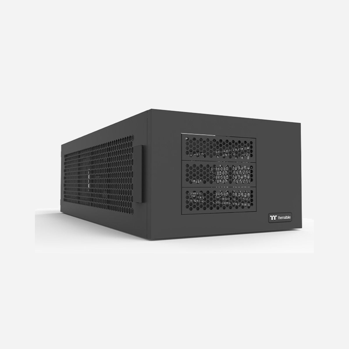Boîtier Thermaltake AX100 Rack Noir pour PC format 4U avec support ventilateurs 120/140 mm, radiateur 480 mm et baies 2.5"/3.5" (320x678.3x201 mm) - Réf. CA-11C-00D1NN-00 - Thermaltake AX100. Format: Rack, Type: PC, Couleur du produit: Noir. Pris en charge des diamètres des ventilateurs latérals: 120,140 mm, Tailles des radiateurs latéraux prises en charge: 480 mm. Tailles de disques durs supportées: 2.5,3.5". Largeur: 320 mm, Profondeur: 678,3 mm, Hauteur: 201 mm