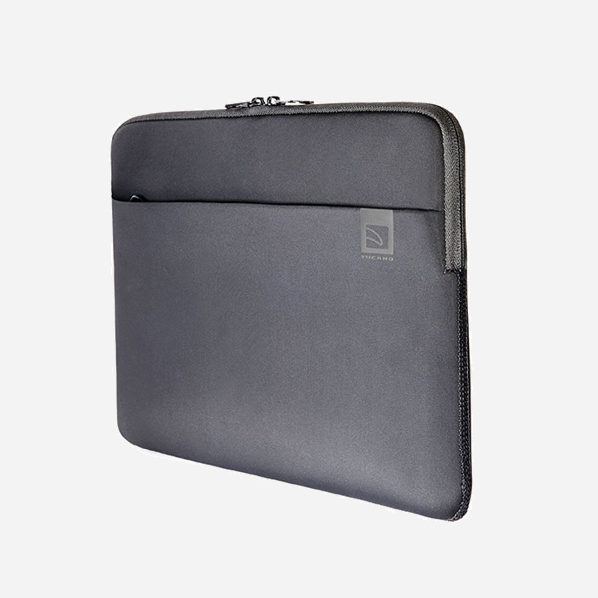 Tucano BFTMB13-BK Housse Néoprène 13" pour MacBook Pro Retina avec Système Anti-Slip, Poche Avant, Noir, Dimensions 320x270x20mm, Poids 231g - Étui pour MacBook Air/Pro 13 ", en néoprène avec poche pour les accessoires. À l'intérieur de l'étui, le MacBook reste stable grâce au système Anti-Slip, composé d'une bande élastique en filet qui maintient l'ordinateur portable en sécurité et empêche les chutes accidentelles. La construction en néoprène de 4 mm d'épaisseur offre une protection supplémentaire contre les chocs. La poche avant offre beaucoup d'espace pour ranger des accessoires ou de petits objets.