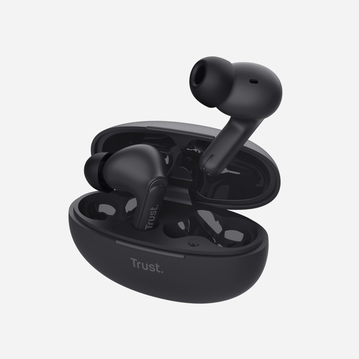 Trust Yavi Écouteurs True Wireless Stereo (TWS) Noir, Bluetooth, USB Type-C, Microphone ENC, Autonomie 6h + 23h avec boîtier, Haut-parleurs 12mm, 20-20000Hz - <b>Des sons durables</b><br>Quoi de mieux que d'écouter votre musique préférée partout pendant vos déplacements ? Profitez-en sans souci en sachant que les oreillettes sans fil Yavi sont faites en plastique recyclé à 85 %. Selon nous, le son n'en est que plus beau ! <br><br><b>Adieu les bruits de fond</b><br>Que vous fassiez votre jogging, preniez le train ou vous relaxiez à la maison, éliminez les bruits de fond gênants grâce aux microphones réducteurs de bruits ENC doubles de ces oreillettes. Permettez à vos amis, votre famille et vos collègues de mieux vous entendre et réduisez les bruits environnants. <br><br><b>Touche-à-tout</b><br>Contrôlez votre musique et vos appels en déplacement d'une simple pression grâce aux commandes tactiles pratiques du Yavi. Effleurez simplement le côté de votre oreillette. Vous n'avez donc même plus besoin de sortir votre téléphone de votre poche ou sac. <br><br><b>Des vibrations continues</b><br>Rien de pire que des oreillettes dont la batterie est à plat au beau milieu de votre chanson préférée. Avec une autonomie pouvant aller jusqu’à 6 heures sur une seule charge, ces oreillettes vous permettent de profiter de la musique, des films ou des appels en continu pendant vos déplacements. De plus, lorsque votre batterie est presque à plat, il vous suffit de la recharger dans l’étui de charge compact pour 23 heures d’utilisation au total !