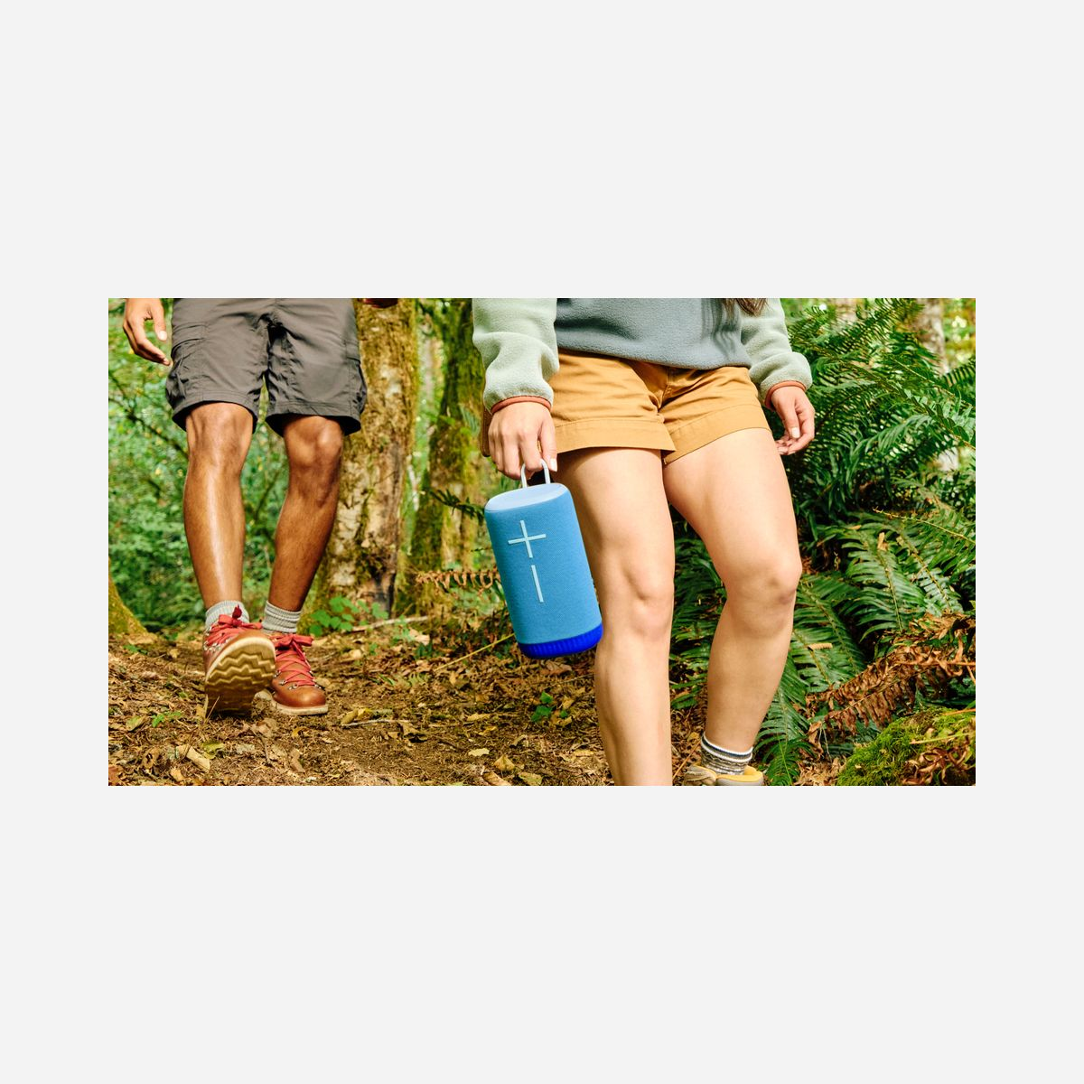 Enceinte portable Ultimate Ears EVERBOOM stéréo Bluetooth A2DP 91 dB radiateur passif 49,4x87 mm bleu 55 m - L'enceinte portable Ultimate Ears EVERBOOM allie puissance et mobilité pour un son stéréo immersif. Avec 91 dB de pression sonore, deux radiateurs passifs et un égaliseur réglable, elle restitue des basses profondes et des aigus clairs, idéale pour les espaces ouverts. Sa connectivité Bluetooth A2DP offre une portée de 55 m, tandis que sa certification IP67 la rend résistante à la poussière, aux éclaboussures et à l'immersion. Autonome jusqu'à 20 heures, elle se recharge via USB Type-C et intègre un mousqueton pour un transport pratique. Parfaite pour les déplacements, les événements en extérieur ou les espaces de travail partagés, elle s'adapte à tous les appareils compatibles Bluetooth.