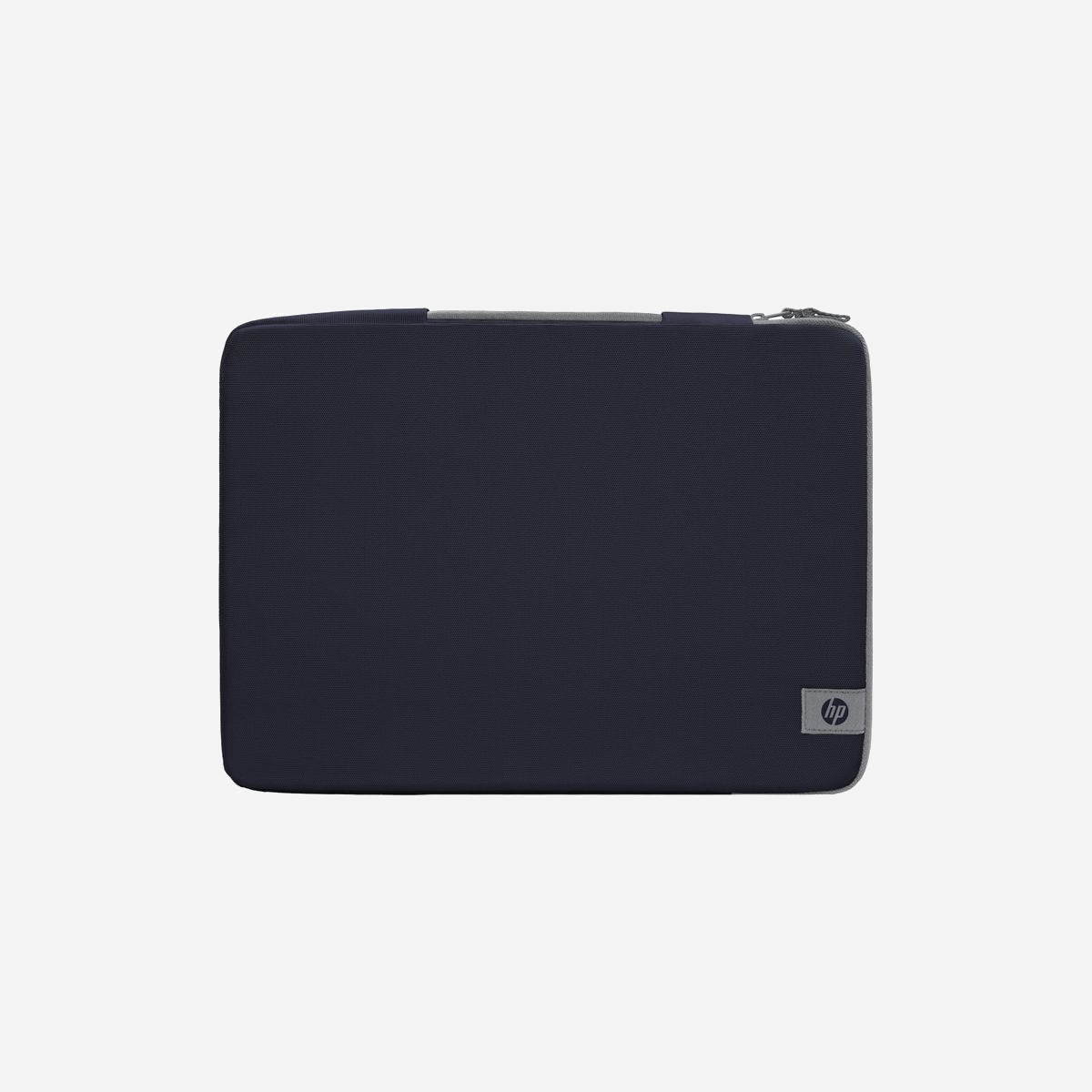 HP Housse de protection pour ordinateur portable 13-14 pouces résistante à l’eau légère référence C3VF2AA#ABB - La housse HP C3VF2AA#ABB protège efficacement votre ordinateur portable 13-14 pouces lors de vos déplacements. Légère (230 g) et résistante à l’eau, elle allie praticité et durabilité avec des matériaux écoresponsables : 60 % de plastique recyclé et emballage certifié FSC. Son design sobre en bleu Atmospheric blue s’adapte à tous les usages nomades, tandis que la poche arrière et la fermeture à glissière optimisent l’organisation. Compatible avec la plupart des modèles 14 pouces, elle préserve votre investissement technologique sans alourdir votre sac.