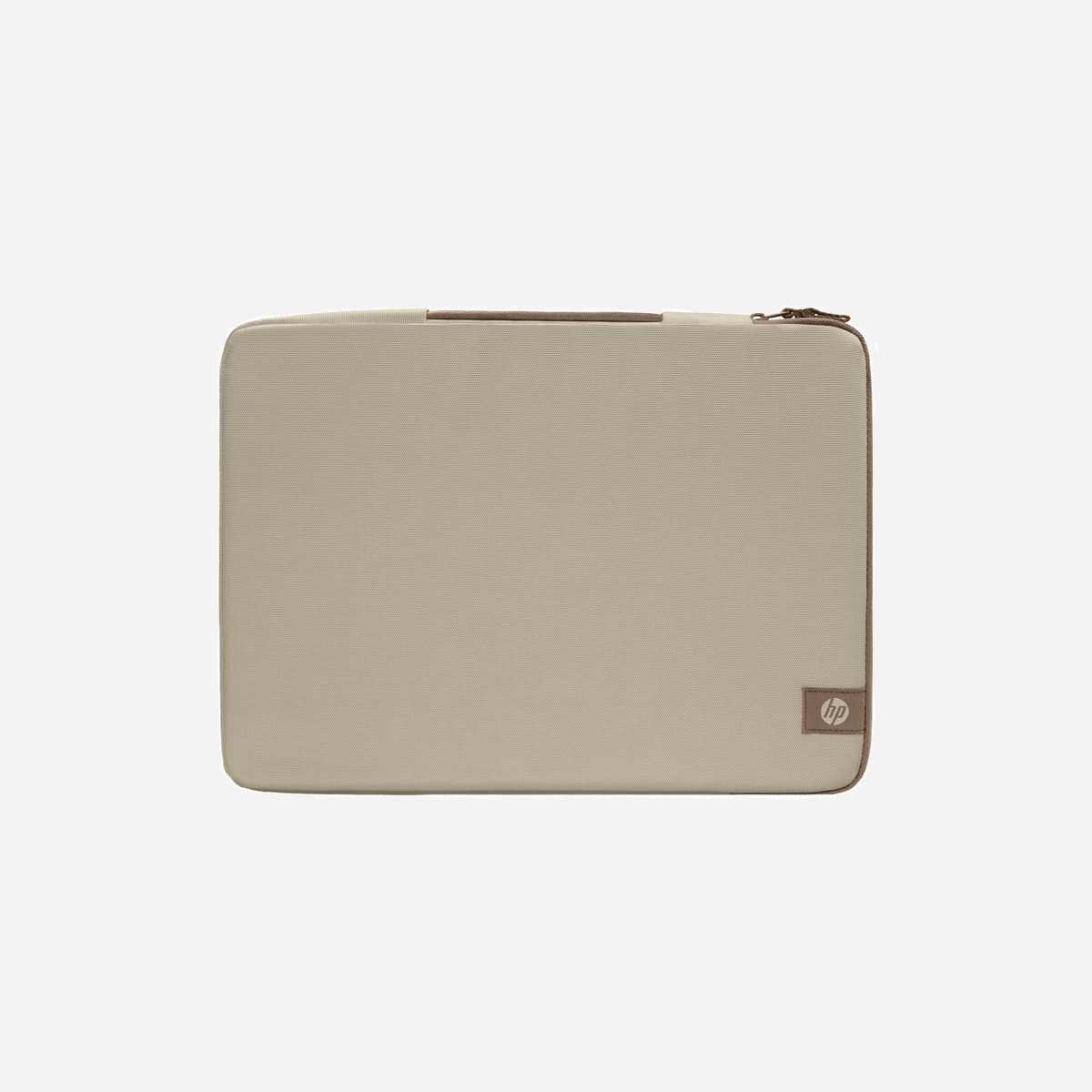 Housse de protection HP pour ordinateur portable 13-14 pouces résistante à l'eau référence C3TR5AA#ABB - La housse HP C3TR5AA#ABB protège efficacement votre ordinateur portable 13-14 pouces lors de vos déplacements. Résistante à l’eau et légère (230 g), elle s’adapte à un usage nomade tout en préservant votre équipement des intempéries et chocs légers. Conçue avec des matériaux durables (60 % de plastique recyclé post-consommation, emballage certifié FSC), elle allie écoresponsabilité et robustesse. Son format compact (360 x 275 x 35 mm) et son design sobre en latte taupe en font un accessoire pratique pour le quotidien, compatible avec la plupart des modèles Windows, macOS ou FreeDOS.