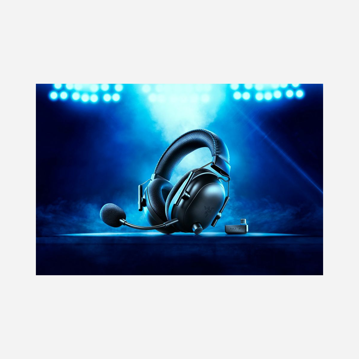Casque Razer BlackShark V2 Pro for PlayStation sans fil USB-C Bluetooth 12-28000Hz 380g noir - Le casque Razer BlackShark V2 Pro for PlayStation allie performance et confort pour une immersion gaming optimale. Avec une connectivité sans fil USB-C et Bluetooth 5.2, il s’adapte à la PlayStation 5, Windows et macOS. Ses pilotes TriForce et sa réponse en fréquence de 12 à 28 000 Hz offrent un son précis, tandis que le surround virtuel renforce l’expérience. Le microphone unidirectionnel pliable et la réduction de bruit passive garantissent des communications claires. Légers (380 g) et autonomes (70 h), ces casques circum-auriculaires en noir s’intègrent parfaitement aux longues sessions de jeu.