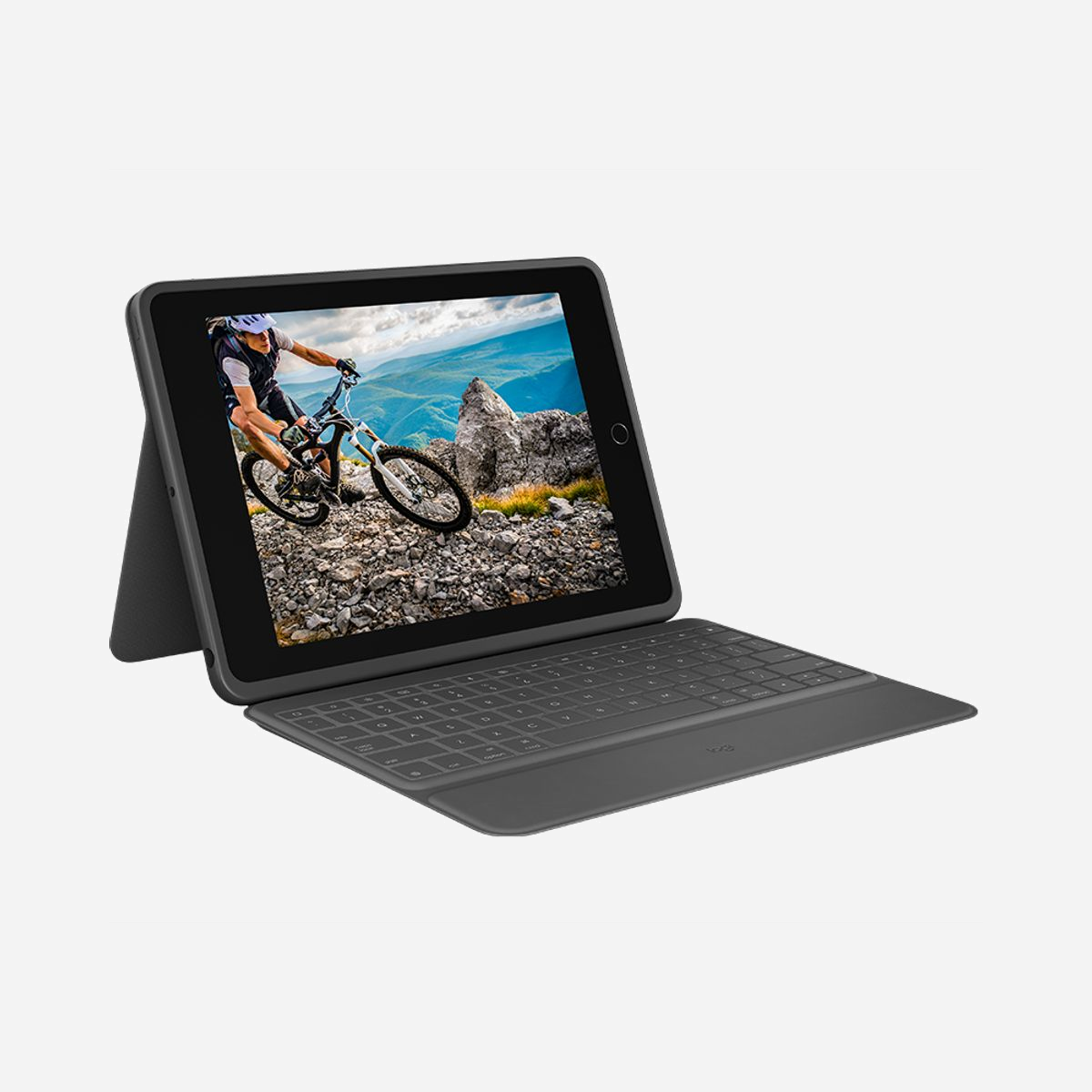Logitech Rugged Folio clavier QWERTY Nordique 1.8cm Smart Connector Graphite pour iPad 7e-10e gen iPadOS - Le clavier Logitech Rugged Folio en disposition QWERTY Nordique s’adapte parfaitement aux iPad 7e à 10e génération via le Smart Connector, offrant une frappe précise avec des touches de 1,8 cm et un trajet de 1,2 mm. Conçu pour les professionnels, il protège l’iPad avec une couverture résistante, un porte-stylo intégré et un ajustement d’angle de 20° à 60° pour un confort optimal. Son design graphite sobre et sa connectivité filaire garantissent une stabilité et une compatibilité totale avec iPadOS. Idéal pour les déplacements, il allie robustesse et praticité sans rétroéclairage superflu, tout en restant léger (602 g).