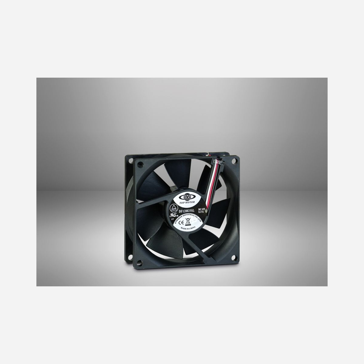 Ventilateur Inter-Tech 88885181 8cm 2200 tr/min 45,15 m³/h système de refroidissement pour ordinateur - Le ventilateur Inter-Tech 88885181 constitue une solution de refroidissement efficace et discrète pour vos configurations informatiques professionnelles. Avec son format compact de 8 cm, il s'intègre parfaitement dans les boîtiers de taille réduite et les espaces restreints où chaque centimètre compte. Ce ventilateur délivre un flux d'air de 45,15 m³/h à une vitesse maximale de 2200 tr/min, assurant une circulation d'air optimale pour maintenir vos composants à température de fonctionnement idéale. Son niveau sonore contenu à 27,2 dB en fait un allié précieux pour les environnements de travail où le confort acoustique est essentiel. La connectique 3 broches permet un branchement simple sur la carte mère et offre la possibilité de contrôler la vitesse de rotation selon les besoins thermiques. Avec une consommation électrique de seulement 2,04 W sous 12 V, ce ventilateur allie performance et efficacité énergétique. Ses dimensions standard de 80 x 80 x 25 mm garantissent une compatibilité étendue avec la majorité des châssis et des dissipateurs thermiques du marché. Pesant 72 grammes, il n'ajoute qu'une charge négligeable à votre installation. Certifié CE et conforme RoHS, ce ventilateur Inter-Tech répond aux normes européennes en vigueur, vous assurant un produit fiable pour vos déploiements professionnels. Une solution de refroidissement polyvalente pour maintenir la stabilité et la longévité de vos équipements informatiques.