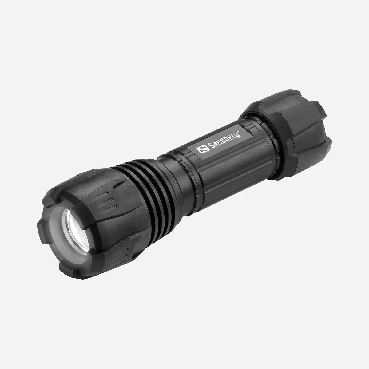 Lampe torche LED Sandberg Survivor Torch 421-07 zoom réglable étanche aluminium pour batterie AAA noir - La lampe torche LED Sandberg Survivor Torch 421-07 s'impose comme un équipement essentiel pour les professionnels exigeants et les situations d'urgence. Avec une puissance lumineuse ajustable de 150 à 300 lumens, elle offre une visibilité optimale dans toutes les conditions, que ce soit pour des interventions techniques, des inspections sur site ou des opérations de maintenance. Son corps en aluminium robuste et ses extrémités en caoutchouc renforcé garantissent une résistance exceptionnelle aux chocs, à la pluie et à la neige. Cette conception étanche en fait un outil fiable pour les environnements industriels difficiles, les chantiers extérieurs ou les kits d'urgence professionnels. La polyvalence constitue un atout majeur : trois modes d'éclairage (haute intensité, basse intensité et mode stroboscopique) permettent d'adapter l'usage à chaque situation. Le zoom réglable avec mise au point manuelle offre la flexibilité nécessaire pour éclairer précisément une zone de travail ou balayer un large périmètre. Compacte avec ses dimensions de 135 x 38 mm pour seulement 185 grammes, elle se glisse facilement dans une sacoche d'intervention, un véhicule de service ou un équipement de sécurité. Son alimentation par trois batteries AAA standard facilite la gestion logistique et assure une disponibilité immédiate. Idéale pour les services techniques, les équipes de sécurité, les flottes de véhicules professionnels ou comme équipement de secours dans les locaux d'entreprise, cette lampe torche Sandberg bénéficie d'une garantie constructeur de 5 ans, témoignant de sa fiabilité à long terme.
