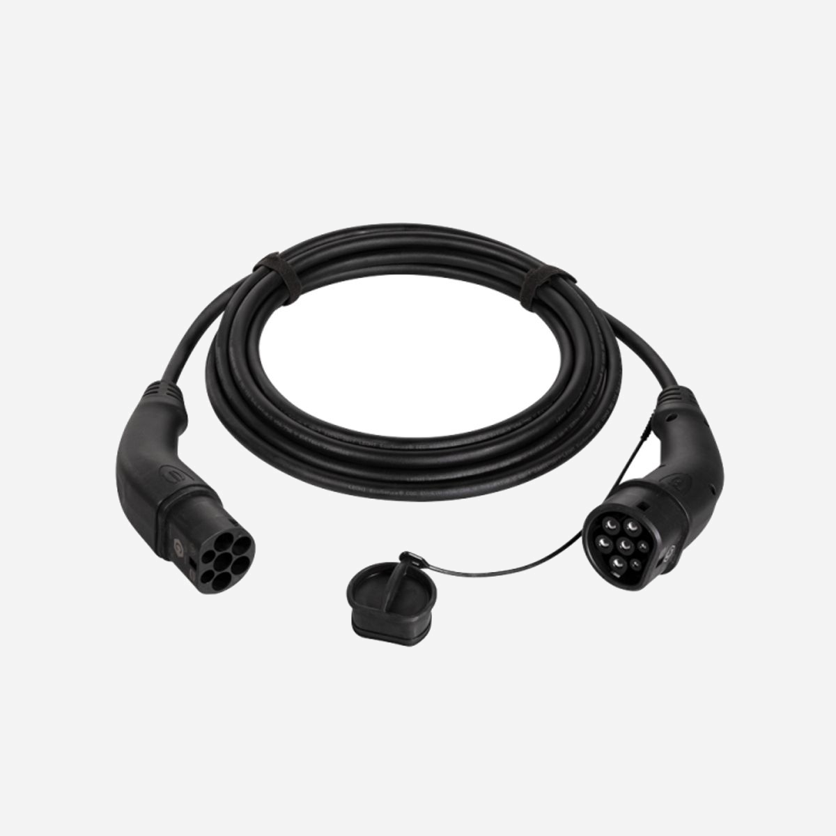 Câble de recharge LogiLink EVC0107 Type 2 vers Type 2 10m 11kW triphasé 20A 480V noir pour véhicules électriques - Le câble de recharge LogiLink EVC0107 constitue une solution fiable et performante pour la recharge de votre flotte de véhicules électriques en environnement professionnel. Avec sa configuration Type 2 vers Type 2, ce câble triphasé de 11 kW garantit une compatibilité optimale avec la majorité des véhicules électriques et bornes de recharge du marché européen. Sa longueur généreuse de 10 mètres offre une flexibilité d'utilisation appréciable dans vos parkings d'entreprise, permettant d'atteindre confortablement la prise de votre véhicule quelle que soit sa position de stationnement. Le câble supporte une intensité maximale de 20 A en triphasé sous 480 V, assurant des temps de recharge optimisés pour maintenir votre activité opérationnelle. Conçu pour un usage intensif, ce câble répond aux normes IEC 62196-2 et IEC 62893, garantissant sécurité et conformité. Son indice de protection IP44 le rend résistant aux projections d'eau et aux poussières, adapté aux installations extérieures. La plage de température d'utilisation de -30 à 50 degrés Celsius assure un fonctionnement fiable en toutes saisons. Les connecteurs ergonomiques à facteur de forme courbe facilitent les manipulations quotidiennes par vos collaborateurs. Le câble H07BQ de 1,28 cm de diamètre offre un excellent compromis entre robustesse et maniabilité, avec un poids contenu de 3,08 kg. Certifié CE, le LogiLink EVC0107 représente un investissement durable pour équiper vos infrastructures de recharge professionnelles avec un matériel normalisé et éprouvé.