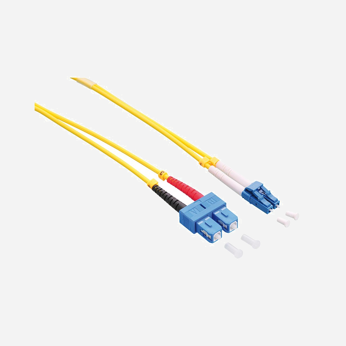 Câble fibre optique LogiLink LC/SC 1m OS2 monomode 9µm Full Duplex jaune FP0LS01 - Le câble fibre optique LogiLink FP0LS01 offre une solution de connectivité professionnelle pour vos infrastructures réseau exigeantes. Conçu avec une fibre monomode OS2 de 9 µm, ce câble d'un mètre assure des transmissions de données ultra-rapides jusqu'à 100 Gbit/s, idéal pour les datacenters, les salles serveurs et les installations réseau d'entreprise. Grâce à sa configuration Full Duplex et ses connecteurs LC/SC mâles, ce câble permet une communication bidirectionnelle simultanée, optimisant ainsi la bande passante disponible. La fibre monomode OS2 garantit des performances stables sur de longues distances avec une atténuation minimale du signal, parfaitement adaptée aux applications critiques nécessitant fiabilité et rapidité. Le revêtement LSZH (Low Smoke Zero Halogen) constitue un atout majeur pour la sécurité : en cas d'incendie, ce matériau limite les émissions de fumées toxiques et de gaz corrosifs, protégeant ainsi les personnes et les équipements sensibles. Cette caractéristique en fait un choix privilégié pour les environnements à forte densité d'équipements ou recevant du public. Sa couleur jaune distinctive facilite l'identification rapide dans les baies de brassage et simplifie la maintenance. Avec son diamètre compact de 3 mm et son poids de seulement 40 grammes, ce câble s'intègre aisément dans les espaces restreints. Certifié RoHS, il répond aux normes environnementales européennes, s'inscrivant dans une démarche d'achat responsable pour votre entreprise.