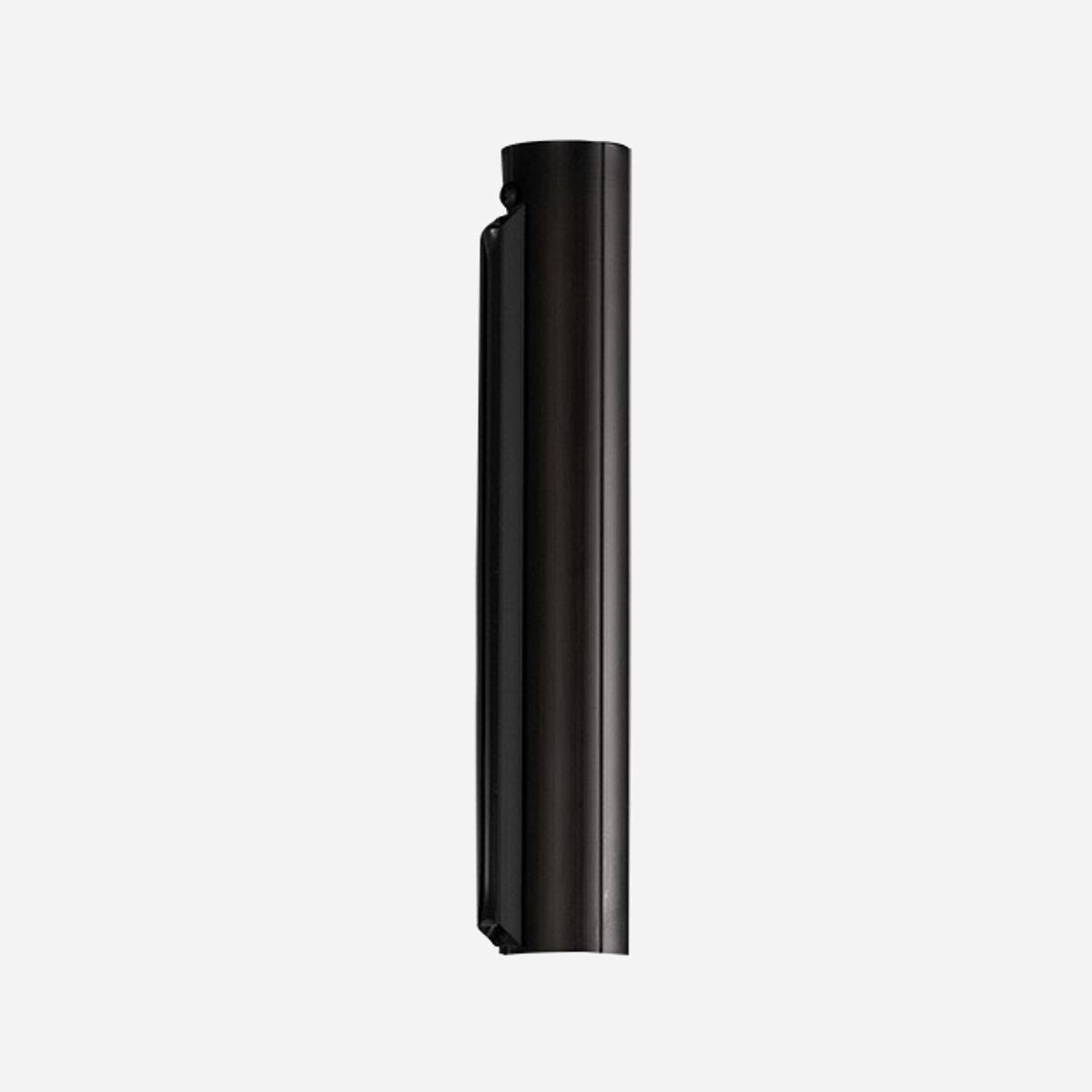 Perche d'extension Chief CPAE080 pour projecteur 800mm hauteur charge maximale 226.8kg noir - La perche d'extension Chief CPAE080 constitue une solution professionnelle robuste pour l'installation de projecteurs en hauteur dans les environnements exigeants. Conçue par Chief, référence mondiale en matière de supports audiovisuels, cette perche de 800 mm offre une capacité de charge exceptionnelle de 226,8 kg, garantissant une installation sécurisée même pour les projecteurs professionnels les plus lourds. Cette perche s'intègre parfaitement dans les infrastructures Chief existantes, assurant une compatibilité optimale avec l'écosystème de la marque. Sa finition noire sobre s'adapte à tous les environnements professionnels, des salles de conférence aux auditoriums, en passant par les espaces de formation et les installations muséales. La hauteur de 800 mm permet de positionner le projecteur à la distance idéale du plafond, optimisant ainsi l'angle de projection et la qualité d'image. Cette dimension convient particulièrement aux plafonds hauts ou aux configurations nécessitant un dégagement important pour éviter les obstacles. Malgré sa capacité de charge impressionnante, la perche reste relativement légère avec un poids de 1,72 kg, facilitant la manipulation lors de l'installation. Sa construction solide garantit une stabilité à long terme, éliminant les vibrations et mouvements indésirables qui pourraient affecter la qualité de projection. Idéale pour les intégrateurs audiovisuels et les services techniques, la Chief CPAE080 représente un investissement durable pour des installations professionnelles fiables et pérennes.