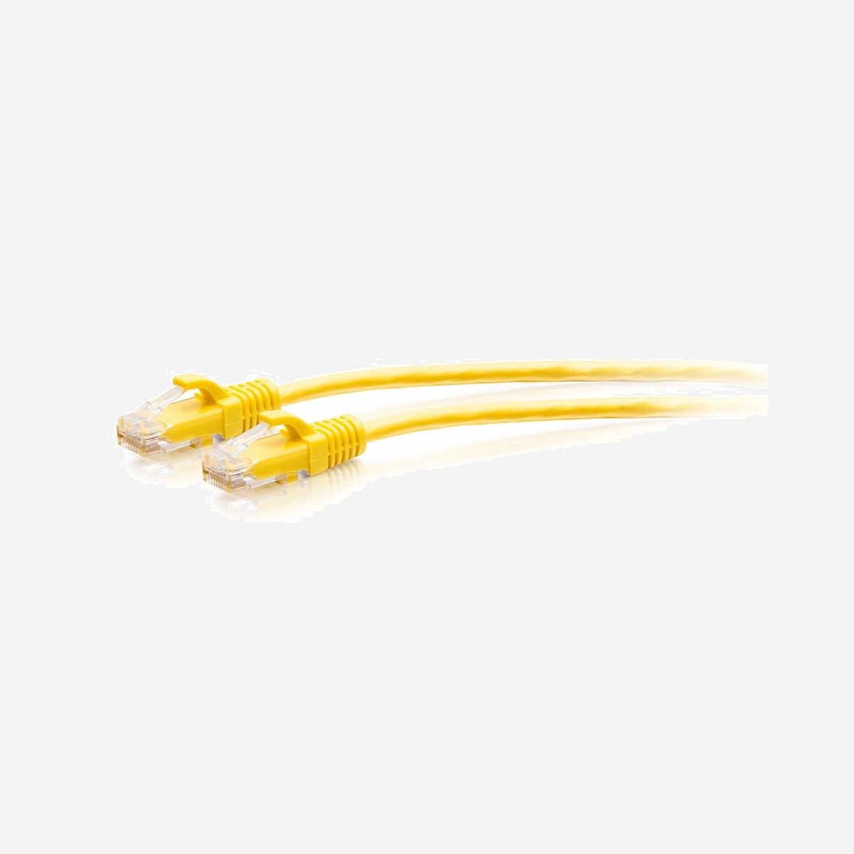 Câble Ethernet C2G Cat6a UTP 28AWG 3m jaune 10Gb/s avec protection anti-accrochage et connecteurs moulés - Le câble Ethernet C2G Cat6a UTP 28AWG de 3 mètres répond aux exigences des environnements professionnels à haute densité. Conçu pour les centres de données, les salles de serveurs et les grandes salles de conférence, il offre des performances réseau optimales dans des espaces où chaque centimètre compte. Grâce à sa certification Cat6a, ce câble garantit des débits jusqu'à 10 Gb/s sur des distances allant jusqu'à 100 mètres, soit le double de la bande passante des câbles Cat6 standard. Cette capacité le rend parfaitement adapté aux applications exigeantes comme la technologie HDBaseT, l'alimentation par Ethernet (PoE) et la voix sur IP (VoIP). Son diamètre réduit de 4,8 mm, obtenu grâce aux conducteurs 28AWG, facilite considérablement les installations dans les espaces confinés. Cette conception fine améliore la circulation de l'air dans les armoires de brassage et permet une densité de câblage supérieure par rapport aux câbles Cat6 traditionnels, tout en conservant une excellente flexibilité lors du déploiement. La protection anti-accrochage moulée constitue un atout majeur pour les installations complexes. Elle prévient les déconnexions accidentelles et réduit la tension mécanique sur les connecteurs RJ-45 plaqués or, assurant ainsi une connexion fiable et durable. Le coloris jaune facilite l'identification rapide et le codage couleur de votre infrastructure réseau, optimisant la maintenance et le dépannage. Conforme aux normes CE, RoHS et REACH, ce câble professionnel C2G répond aux exigences réglementaires européennes pour une intégration en toute conformité dans vos installations.