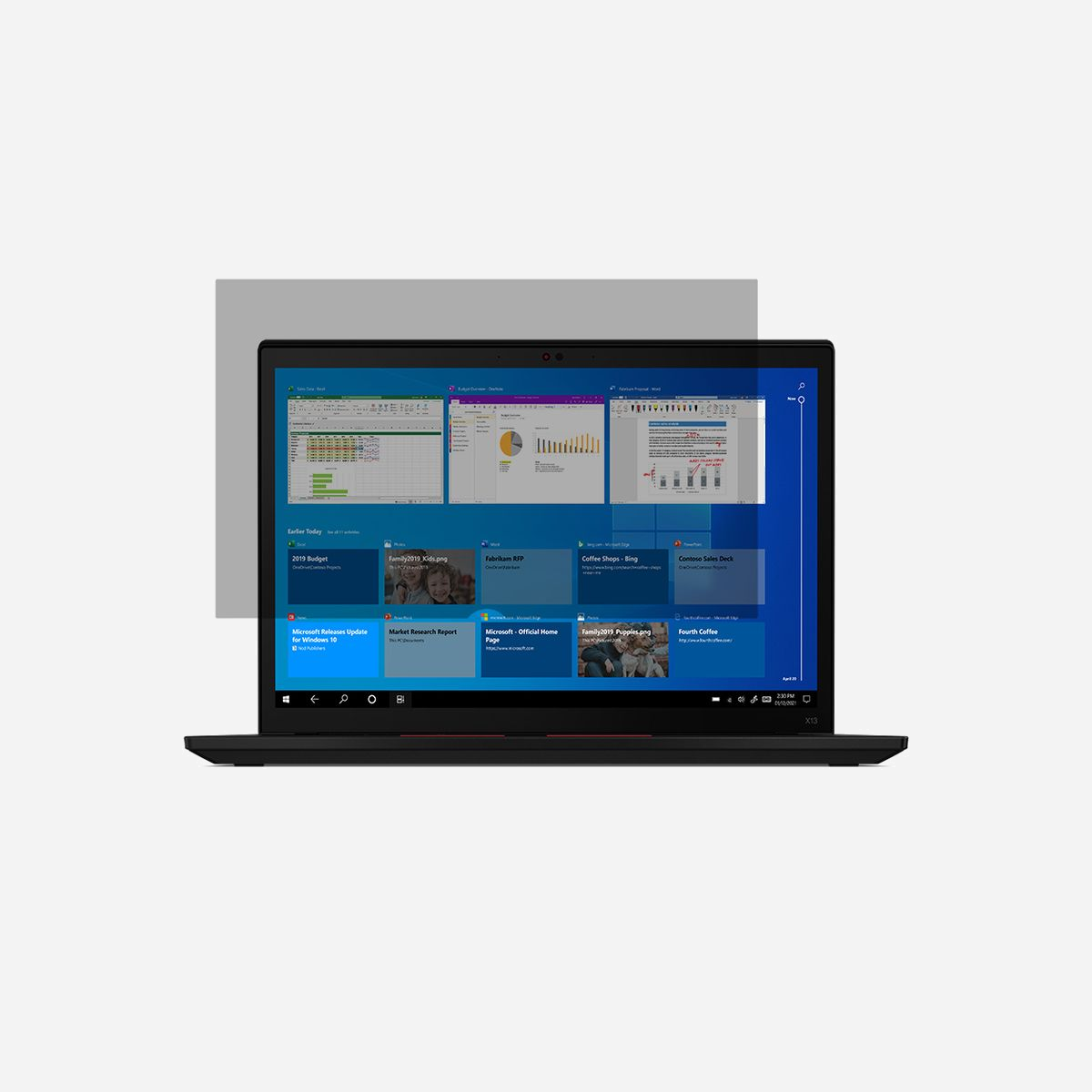 Filtre de confidentialité Lenovo 4XJ1U03945 13.3" format 16:10 sans bords angle 30° transmission 85% - Le filtre de confidentialité Lenovo 4XJ1U03945 constitue une solution de protection visuelle indispensable pour les professionnels nomades et les environnements de travail partagés. Conçu spécifiquement pour les écrans 13.3 pouces au format 16:10, ce filtre sans bords s'intègre discrètement sur votre ordinateur portable tout en préservant l'esthétique de votre poste de travail. La technologie de limitation d'angle à 30 degrés garantit que seul l'utilisateur positionné face à l'écran peut consulter les informations affichées. Les regards indiscrets latéraux ne perçoivent qu'un écran obscurci, protégeant ainsi vos données sensibles lors de déplacements professionnels, dans les espaces de coworking ou les transports en commun. Cette protection s'avère particulièrement précieuse pour les métiers manipulant des informations confidentielles : finance, ressources humaines, juridique, santé ou direction générale. Avec une transmission lumineuse de 85 pourcent, ce filtre préserve la qualité d'affichage et le confort visuel sans assombrir excessivement l'écran. Vous conservez une lisibilité optimale tout en bénéficiant d'une protection efficace contre les regards extérieurs. Compatible avec les modèles Lenovo X13 Gen2, ce filtre léger de 158,8 grammes s'installe facilement et ne compromet pas la portabilité de votre équipement. Son format sans bords offre une installation discrète qui respecte le design épuré des ultraportables professionnels modernes. Un investissement pertinent pour toute organisation soucieuse de la sécurité informatique et de la conformité RGPD, renforçant la protection des données au-delà des seules solutions logicielles.