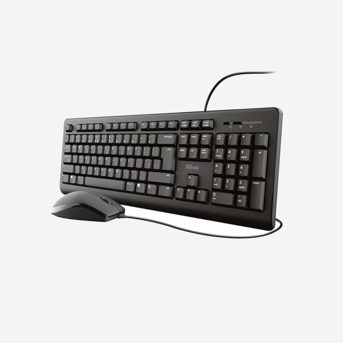 Clavier Trust Primo filaire USB taille réelle avec souris incluse disposition QWERTZ allemand noir pour bureau - Le Trust Primo constitue une solution complète et économique pour équiper efficacement les postes de travail en entreprise. Ce pack associe un clavier filaire taille réelle au format QWERTZ allemand et une souris USB, offrant ainsi un ensemble cohérent prêt à l'emploi. Le clavier à membrane de 100% intègre un pavé numérique complet et des touches Windows, facilitant la saisie intensive de données et les raccourcis système. Son format taille réelle garantit un confort de frappe optimal lors des longues sessions de travail, tandis que sa conception droite convient à tous les utilisateurs. La connectivité USB filaire assure une liaison stable et fiable, sans latence ni nécessité de gestion de batteries. Le câble de 1,8 m offre une flexibilité d'installation suffisante pour la plupart des configurations de bureau. L'alimentation directe par USB simplifie le déploiement sur les postes de travail. La souris ambidextre incluse dispose d'une molette de défilement vertical et de boutons poussoirs réactifs, couvrant les besoins quotidiens de navigation et de productivité bureautique. Compatible avec les environnements Windows 7, 8 et 10, Mac OS X 10.15 Catalina et ChromeOS, ce pack s'intègre aisément dans des parcs informatiques hétérogènes. Sa finition noire sobre s'adapte à tous les environnements professionnels. Idéal pour les déploiements en volume, les postes d'accueil, les salles de formation ou le renouvellement de périphériques vieillissants, le Trust Primo référence 23973 répond aux exigences de fiabilité et de fonctionnalité des environnements professionnels.