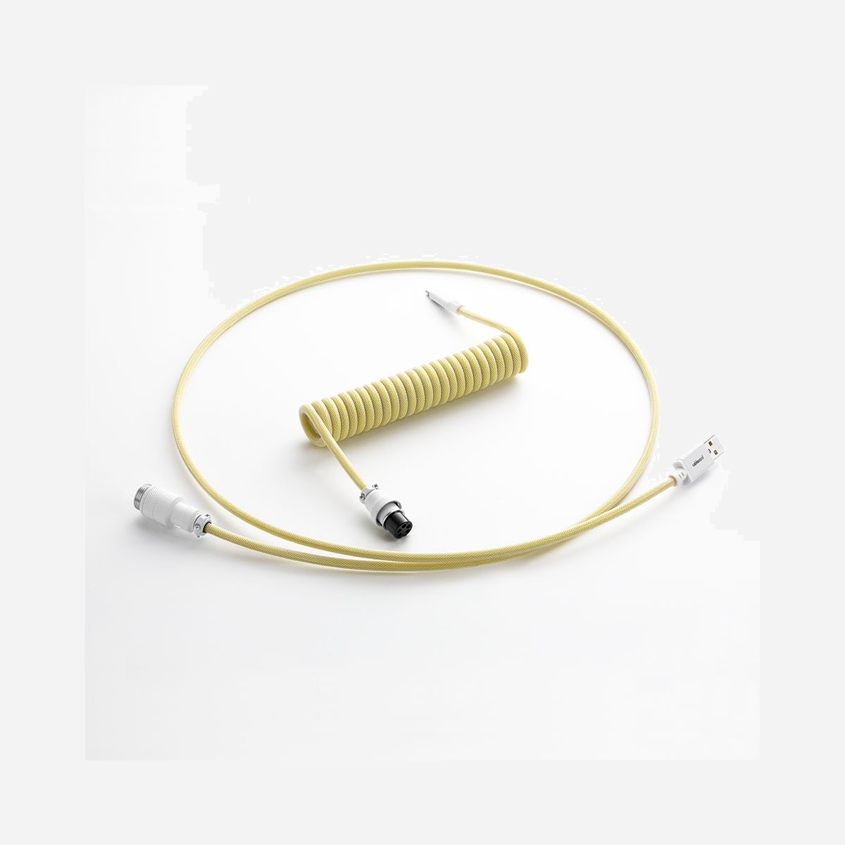 Câble USB Cablemod CM-PKCA-CWAW-YW150YW-R 1,5m USB-A vers USB-C tressé jaune connecteurs plaqués or - Le câble USB Cablemod CM-PKCA-CWAW-YW150YW-R associe performance technique et esthétique distinctive pour répondre aux exigences des professionnels et passionnés d'informatique. Avec sa longueur de 1,5 mètre, il offre une flexibilité d'utilisation optimale pour connecter vos périphériques USB-C aux ports USB-A de vos ordinateurs, stations de travail ou hubs. La conception tressée garantit une durabilité exceptionnelle face aux torsions et manipulations quotidiennes, un atout majeur dans les environnements professionnels intensifs. Les connecteurs plaqués or assurent une conductivité électrique supérieure et une résistance accrue à l'oxydation, préservant ainsi la qualité de transmission des données et de la charge dans le temps. Sa couleur jaune distinctive facilite l'identification rapide dans les installations complexes comportant de multiples câbles, un avantage non négligeable pour les administrateurs systèmes et les intégrateurs. Les connecteurs coudés optimisent l'ergonomie en réduisant l'encombrement et la tension mécanique sur les ports, particulièrement appréciable dans les configurations où l'espace est limité. Ce câble s'adresse aux professionnels recherchant une solution de connectivité fiable pour leurs smartphones, tablettes, disques durs externes, claviers ou tout périphérique USB-C moderne. La qualité de fabrication Cablemod garantit des performances stables pour la synchronisation de données et la recharge, tout en apportant une touche visuelle personnalisée à votre poste de travail.