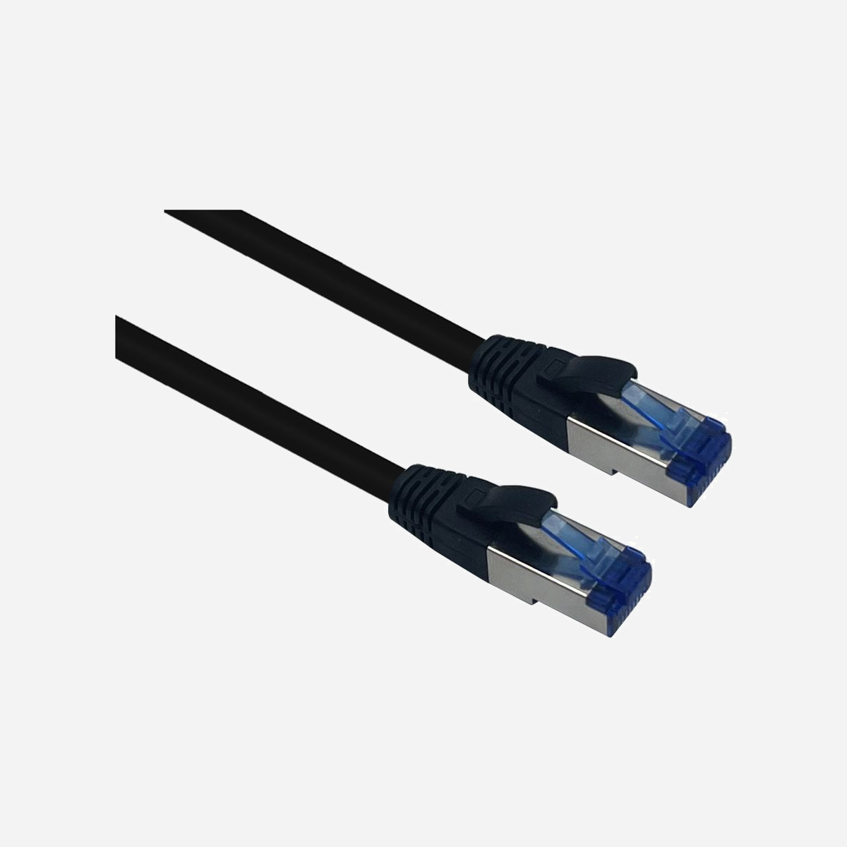 Câble réseau Helos 205591 Cat6a S/FTP 60m RJ-45 vers RJ-45 blindage double noir pour Ethernet - Le câble réseau Helos 205591 constitue une solution professionnelle pour vos infrastructures Ethernet exigeantes. Certifié Cat6a avec blindage double S/FTP, il garantit des débits jusqu'à 10 Gigabits/s sur l'intégralité de ses 60 mètres, idéal pour interconnecter équipements réseau, serveurs ou postes de travail dans des environnements professionnels étendus. Le double blindage S/FTP offre une protection optimale contre les interférences électromagnétiques et la diaphonie, assurant une transmission stable même dans des environnements industriels ou à forte densité d'équipements électroniques. Cette caractéristique s'avère particulièrement pertinente pour les salles serveurs, ateliers de production ou espaces tertiaires équipés de nombreux appareils. Avec ses connecteurs RJ-45 mâles droits pré-montés, ce câble est immédiatement opérationnel, éliminant les risques d'erreur de sertissage et accélérant vos déploiements. La longueur de 60 mètres permet de couvrir des distances importantes sans répéteur, facilitant les installations entre étages ou dans de grands espaces ouverts. Les fils AWG 27 assurent flexibilité et durabilité, tandis que la plage de température d'exploitation de -10 à 60°C autorise une utilisation dans des conditions variées. La gaine noire favorise une intégration discrète dans vos installations. Cette référence répond aux besoins des professionnels recherchant fiabilité, performances élevées et compatibilité avec les standards réseau actuels pour leurs projets d'infrastructure informatique.