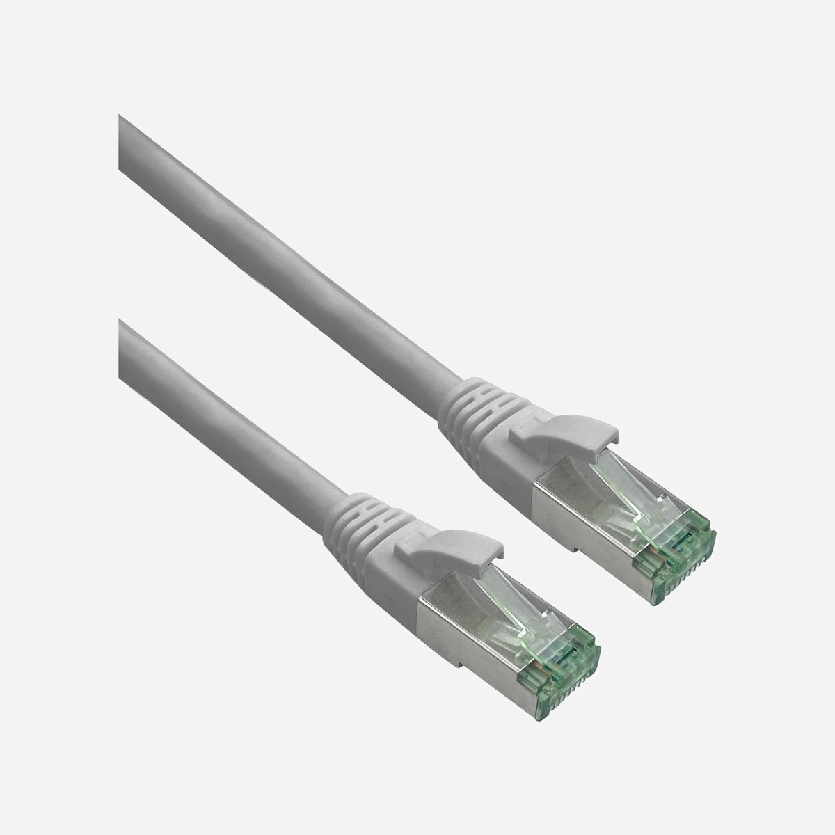 Câble réseau Helos 363676 Cat7 S/FTP 0,15m RJ-45 vers RJ-45 contacts plaqués or 10 Gbit/s vert et gris - Le câble réseau Helos 363676 représente une solution de connexion professionnelle ultra-courte (15 cm) idéale pour les environnements où chaque centimètre compte. Conçu selon la norme Cat7 avec blindage S/FTP renforcé, ce câble garantit une transmission de données jusqu'à 10 Gbit/s sur une bande passante de 600 MHz, éliminant toute interférence électromagnétique dans les baies de brassage, racks serveurs ou configurations réseau denses. Ses contacts plaqués or assurent une conductivité optimale et une résistance accrue à la corrosion, prolongeant significativement la durée de vie de vos installations. Le blindage nickelé des connecteurs RJ-45 renforce la protection contre les perturbations externes, garantissant une stabilité de connexion même dans les environnements industriels exigeants. Compatible Power over Ethernet PoE+, PoE++ (4PPoE) et conforme aux standards IEEE 802.3af/at/bt, ce câble permet d'alimenter directement vos équipements réseau (points d'accès WiFi, caméras IP, téléphones VoIP) tout en transmettant les données, simplifiant considérablement votre infrastructure. Le revêtement LSZH garantit une sécurité maximale en cas d'incendie en limitant les fumées toxiques et les émissions halogènes, un critère essentiel pour les installations dans les ERP et datacenters. Sa conception flexible avec conducteurs en cuivre 26/7 AWG facilite le câblage dans les espaces restreints tout en maintenant un rayon de courbure minimal de 2,4 cm. Certifié REACH, RoHS et Global Recycled Standard, ce câble répond aux exigences environnementales les plus strictes. Sa conception Plug and Play et sa résistance thermique (-20 à +65°C en fonctionnement) en font un choix fiable pour vos infrastructures réseau professionnelles.