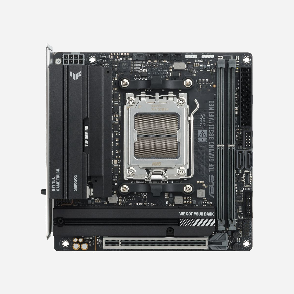 Carte mère ASUS TUF GAMING B850I WIFI NEO Socket AM5 mini-ITX DDR5 128GB WiFi 6E 2.5GbE PCIe 5.0 M.2 - La carte mère ASUS TUF GAMING B850I WIFI NEO représente la solution idéale pour les professionnels et passionnés souhaitant construire une station de travail compacte sans compromis sur les performances. Son format mini-ITX de 170 x 170 mm permet d'intégrer une puissance de calcul remarquable dans des configurations réduites, parfaites pour les environnements où l'espace est précieux. Compatible avec les processeurs AMD Ryzen des séries 7000, 8000 et 9000 sur socket AM5, cette carte mère offre une plateforme évolutive pour répondre aux besoins actuels et futurs. Elle prend en charge jusqu'à 128 Go de mémoire DDR5 cadencée jusqu'à 9600 MHz en double canal, garantissant des performances optimales pour les applications gourmandes en ressources : modélisation 3D, montage vidéo 4K/8K, virtualisation ou calcul intensif. Le stockage bénéficie d'une configuration moderne avec deux emplacements M.2, dont un compatible PCIe 5.0 pour des débits exceptionnels, complétés par deux ports SATA III. Le support RAID 0, 1, 5 et 10 permet de configurer la redondance ou les performances selon vos priorités métier. La connectivité professionnelle est assurée par un port Ethernet 2.5 GbE pour des transferts réseau rapides et stables, tandis que le WiFi 6E et le Bluetooth intégrés offrent une flexibilité sans fil de dernière génération. Les sorties vidéo HDMI 2.1 et DisplayPort 1.4 supportent une résolution jusqu'à 7680 x 4320 pixels, idéale pour les écrans haute définition. La gamme TUF GAMING garantit une fiabilité éprouvée grâce à des composants sélectionnés et un refroidissement passif efficace, assurant une stabilité opérationnelle continue. Le BIOS UEFI avec fonction flashback simplifie les mises à jour et la maintenance.