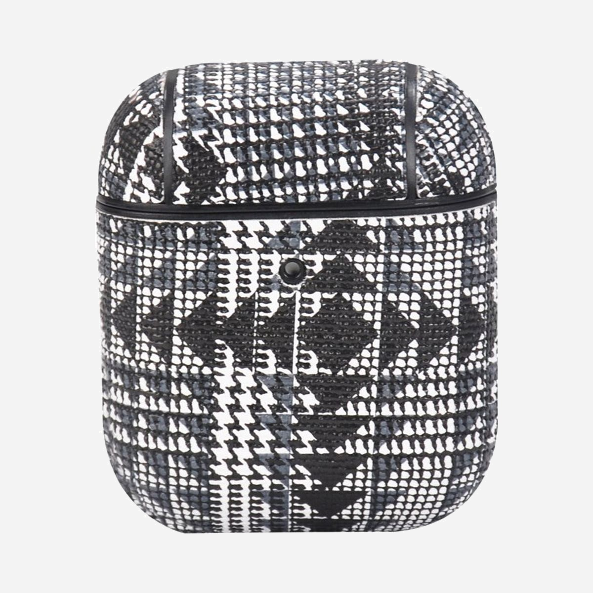 Étui Terratec Air Box en tissu et polycarbonate gris 8g pour protection d'appareils électroniques - L'étui Terratec Air Box offre une protection élégante et efficace pour vos AirPods de 1ère et 2ème génération. Conçu dans une combinaison intelligente de tissu et de polycarbonate, cet accessoire allie robustesse et légèreté avec seulement 8 grammes sur la balance. Sa conception compacte (64 x 33 x 66 mm) s'intègre parfaitement dans une poche ou un sac sans encombrement. Le polycarbonate assure une résistance optimale aux chocs du quotidien, tandis que le revêtement en tissu apporte une touche de douceur et prévient les rayures. La finition grise sobre convient aussi bien à un usage professionnel que personnel. Cet étui répond aux besoins des utilisateurs nomades qui transportent régulièrement leurs écouteurs : protection contre les impacts, la poussière et l'usure quotidienne. Le format permet un accès rapide au boîtier de charge tout en maintenant une protection permanente. La compatibilité exclusive avec les AirPods Apple 1st et 2nd generation garantit un ajustement parfait, sans jeu ni contrainte. L'étui accompagne vos déplacements professionnels, trajets quotidiens ou voyages en préservant l'intégrité de vos écouteurs. Livré dans un emballage compact, le Terratec Air Box représente un investissement judicieux pour prolonger la durée de vie de vos AirPods et conserver leur aspect d'origine. Une solution pratique qui combine fonctionnalité et design épuré pour les professionnels exigeants.