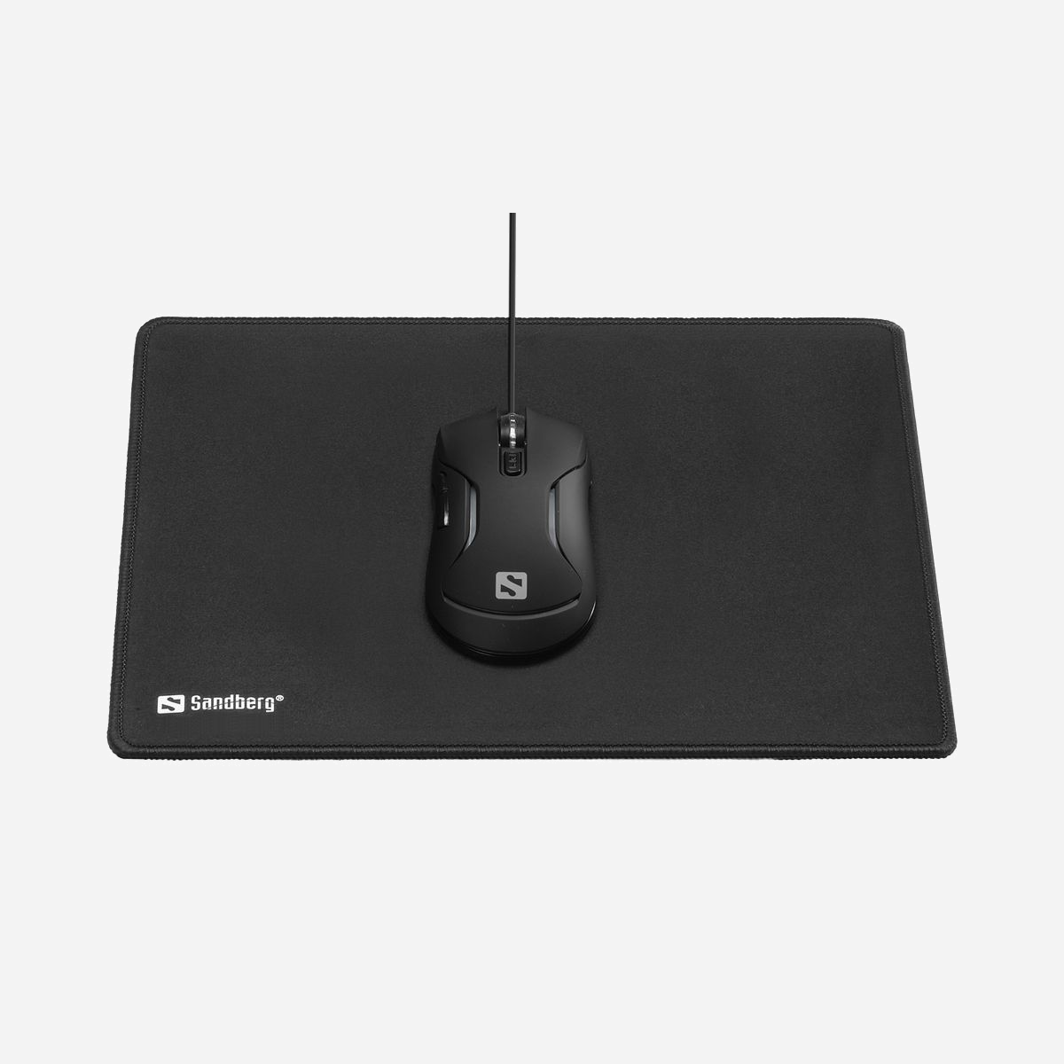 Tapis de souris Sandberg Gamer Mousepad 520-32 grand format avec surface de précision et base antidérapante - Le tapis de souris Sandberg Gamer Mousepad 520-32 s'adresse aux joueurs exigeants et aux professionnels recherchant précision et confort lors de sessions prolongées. Avec ses dimensions généreuses de 320 x 270 mm, il offre un espace de mouvement optimal pour les gestes amples, particulièrement appréciés dans les jeux de tir ou de stratégie en temps réel. Sa surface monochromatique noire a été spécialement conçue pour garantir un tracking précis de tous types de capteurs optiques et laser. Les mouvements de votre souris sont retranscrits avec fidélité, permettant une réactivité maximale dans les situations critiques où chaque milliseconde compte. La base antidérapante constitue un atout majeur de ce tapis. Elle assure une stabilité parfaite sur votre bureau, même lors des mouvements brusques ou des sessions de jeu intenses. Fini les glissements intempestifs qui perturbent votre concentration et votre performance. Avec seulement 3 mm d'épaisseur, le Sandberg 520-32 s'intègre discrètement à votre poste de travail tout en offrant un confort de glisse optimal. Son format compact facilite le transport, idéal pour les joueurs participant à des événements ou les professionnels en déplacement. La marque Sandberg garantit une fabrication soignée pour une durabilité à long terme. Ce tapis résiste à l'usure quotidienne et conserve ses propriétés de glisse dans le temps, représentant un investissement pérenne pour votre équipement gaming ou professionnel.